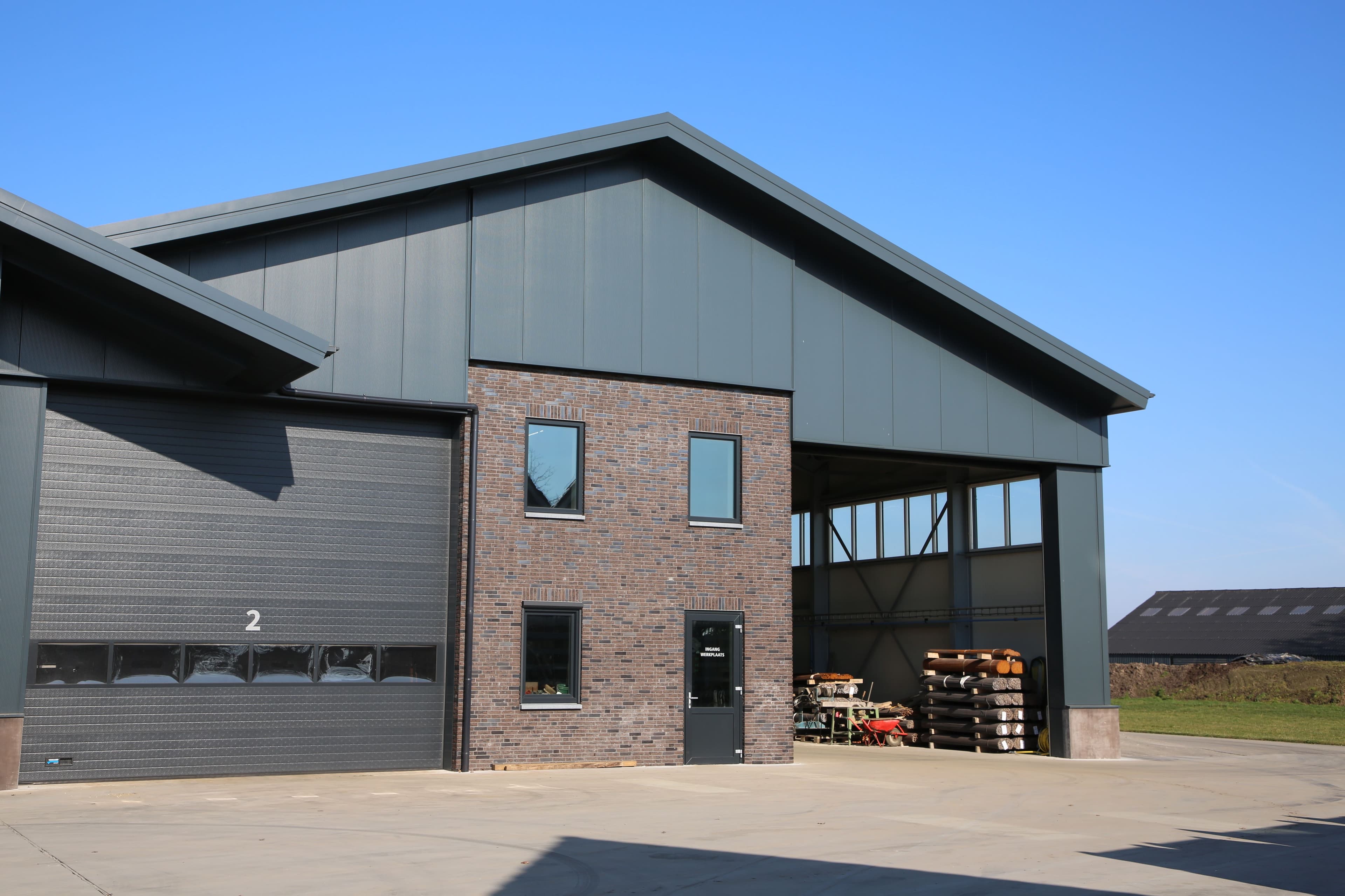 Gevel van het bedrijfspand van Weerink Betonindustrie in Geesteren met nieuwe sandwichpanelen