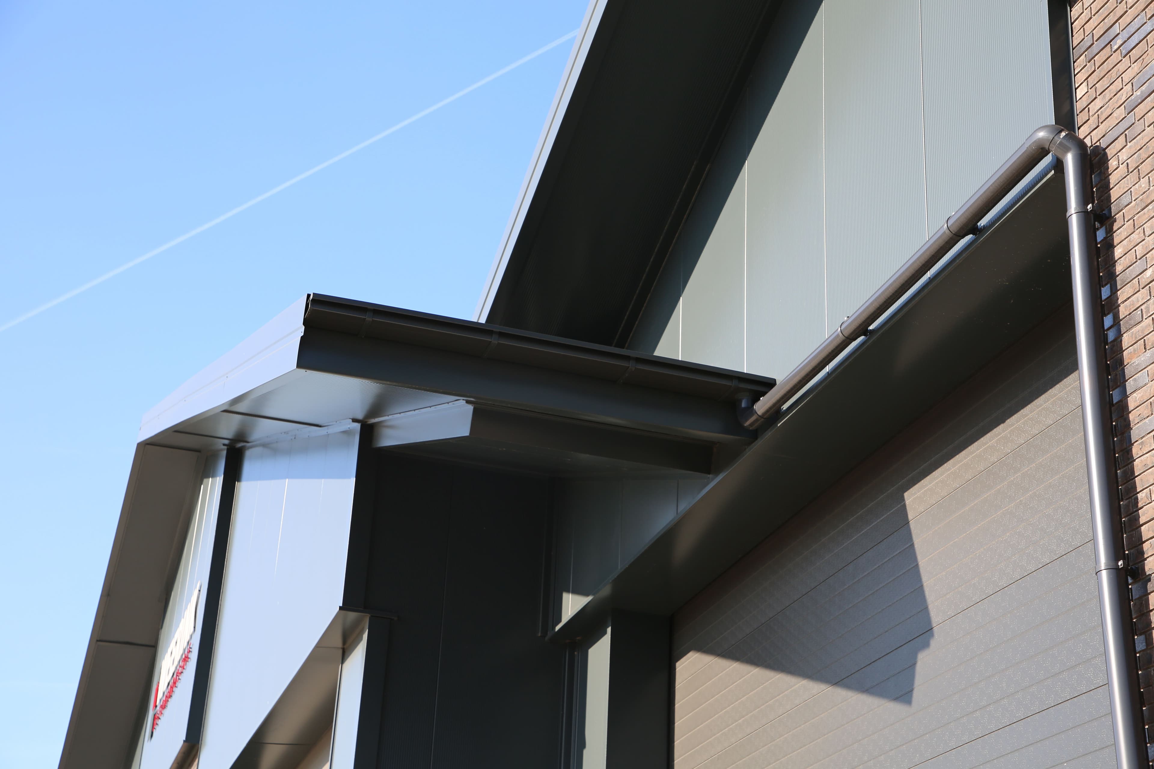 Detail van dakrand en gevelpanelen bij het bedrijfspand van Weerink Betonindustrie in Geesteren