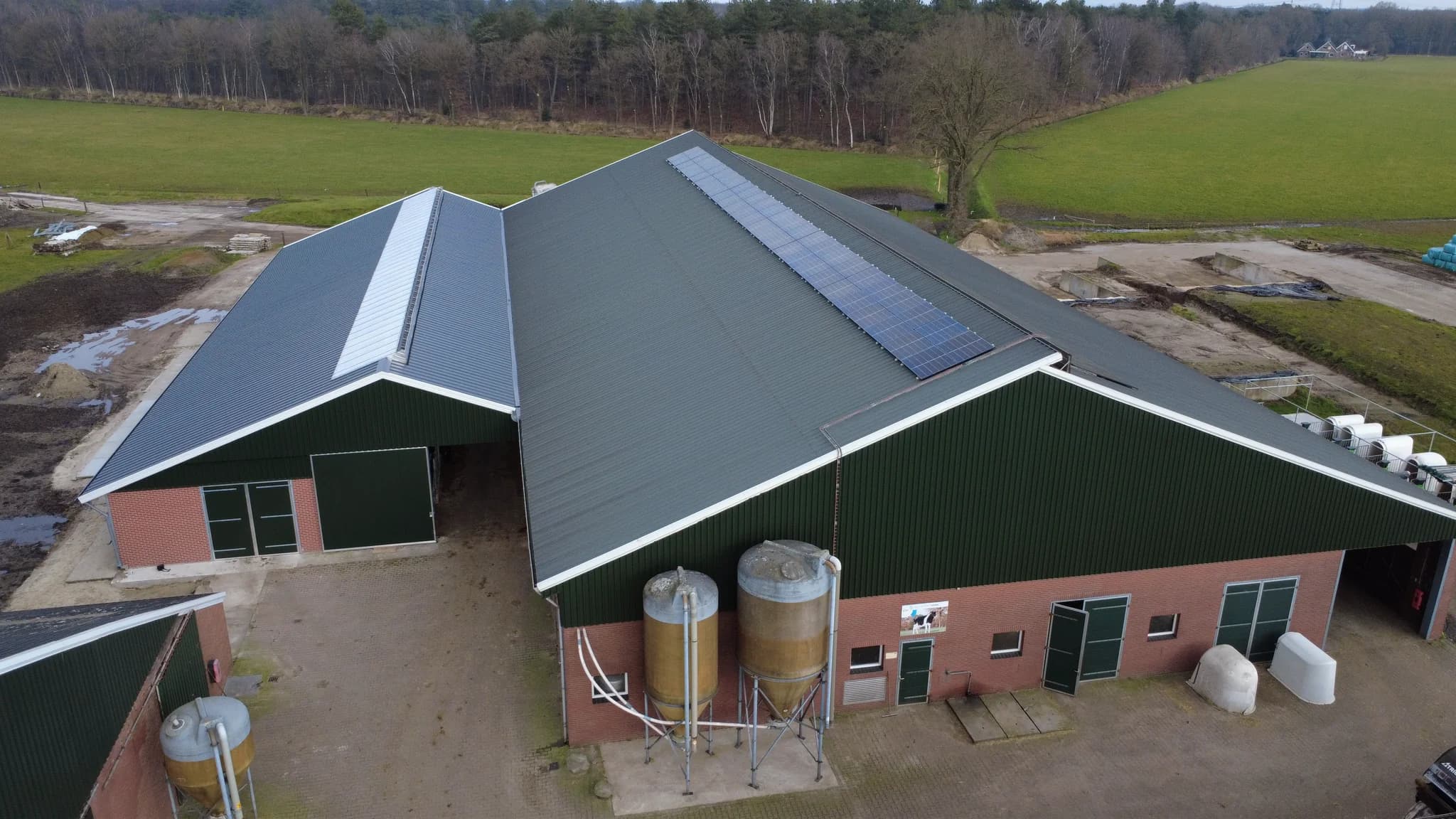 Moderne veestal met metalen dak- en gevelbekleding in agrarisch gebied