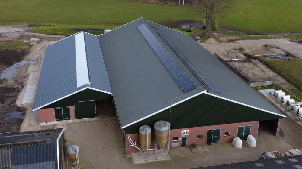 Stal met sandwichpanelen.