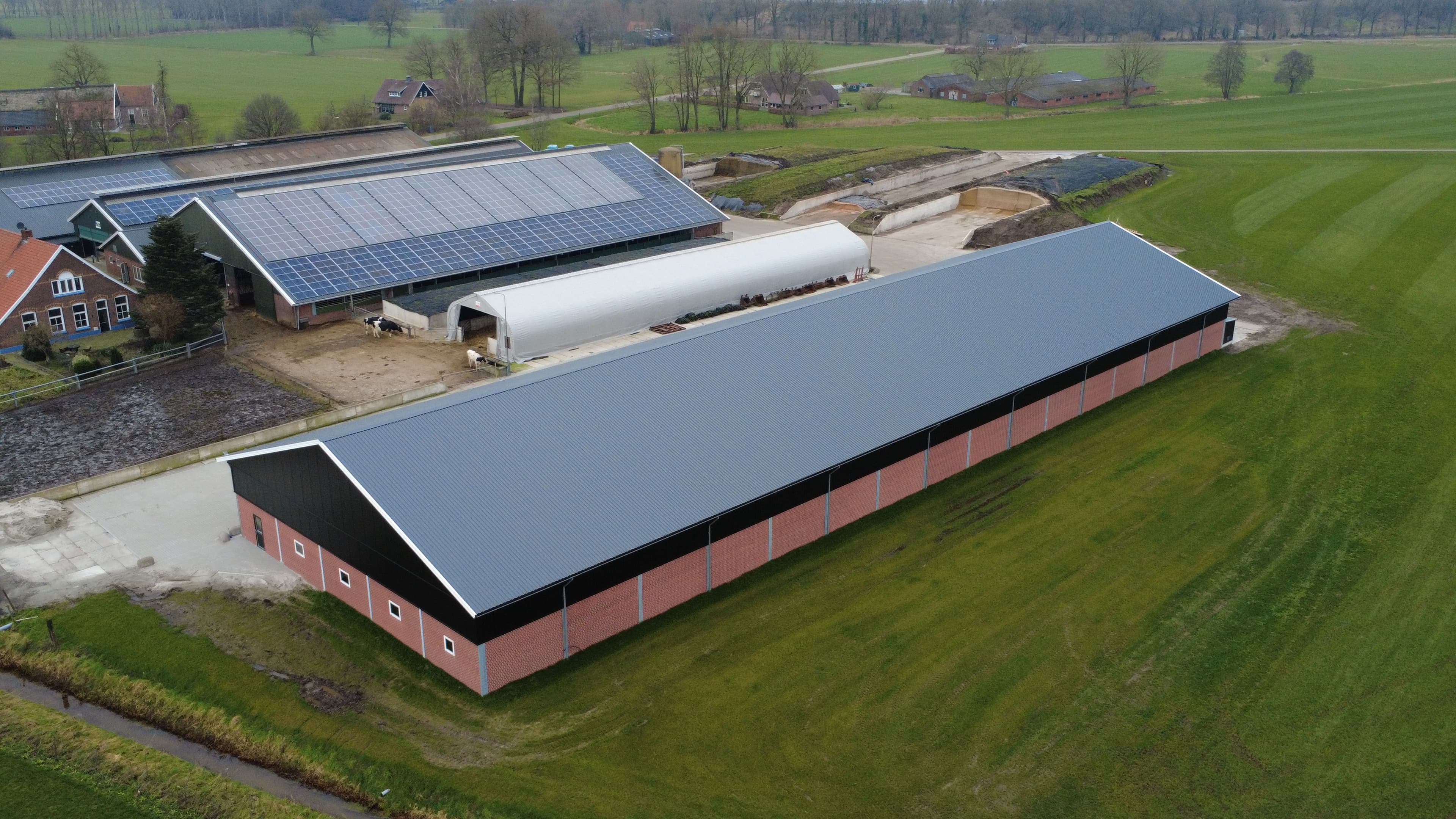 Luchtfoto van de agrarische opslagloods in Delden met geïsoleerde dakpanelen