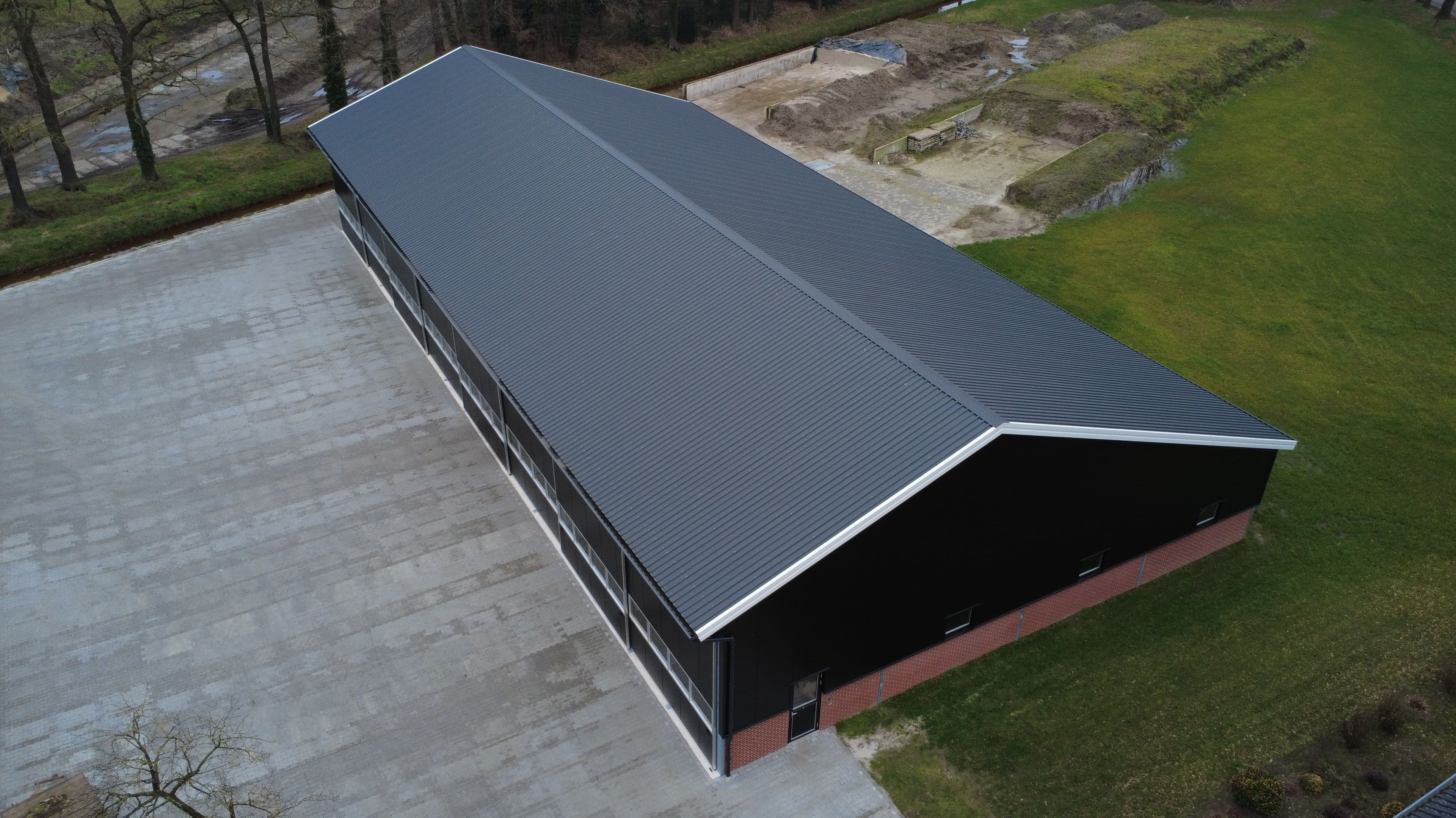 Luchtfoto van de machineberging van Haamberg in Fleringen met geïsoleerde dakpanelen