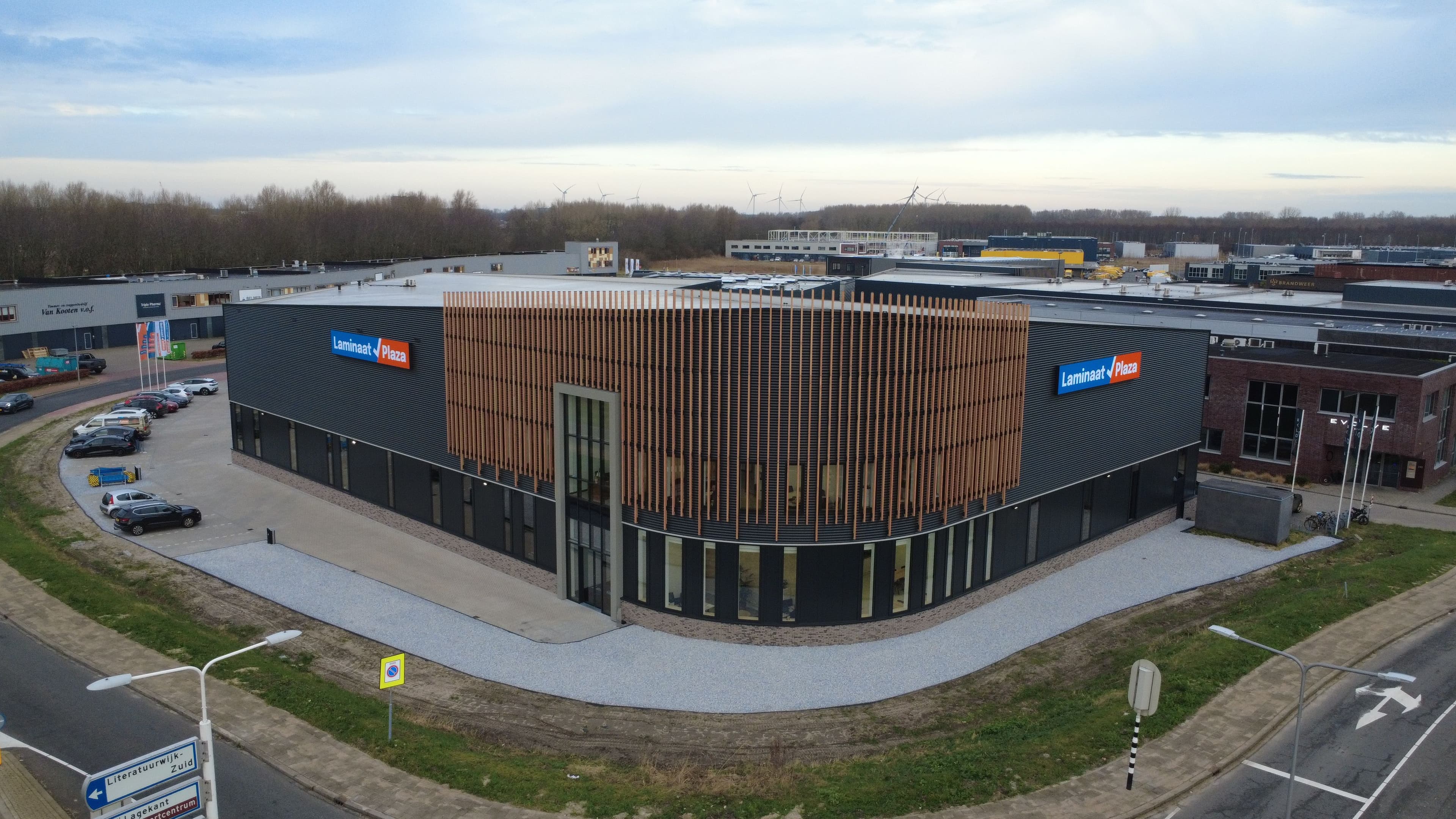 Nieuwbouw bedrijfspand Laminaat Plaza Almere met moderne gevelbekleding
