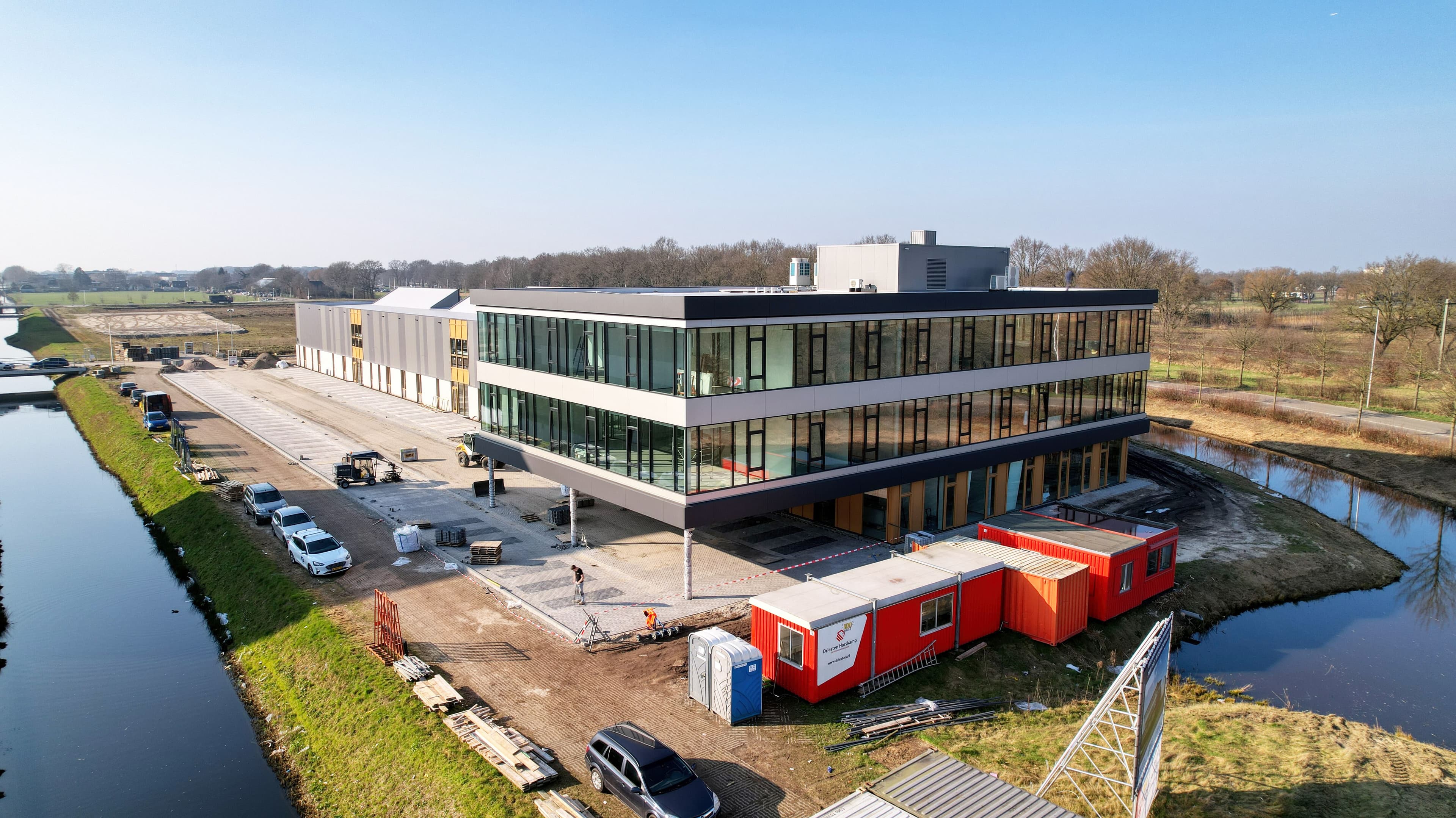 Luchtfoto van het bedrijfspand van PWR Pack in Ede met kantoor en bedrijfshal