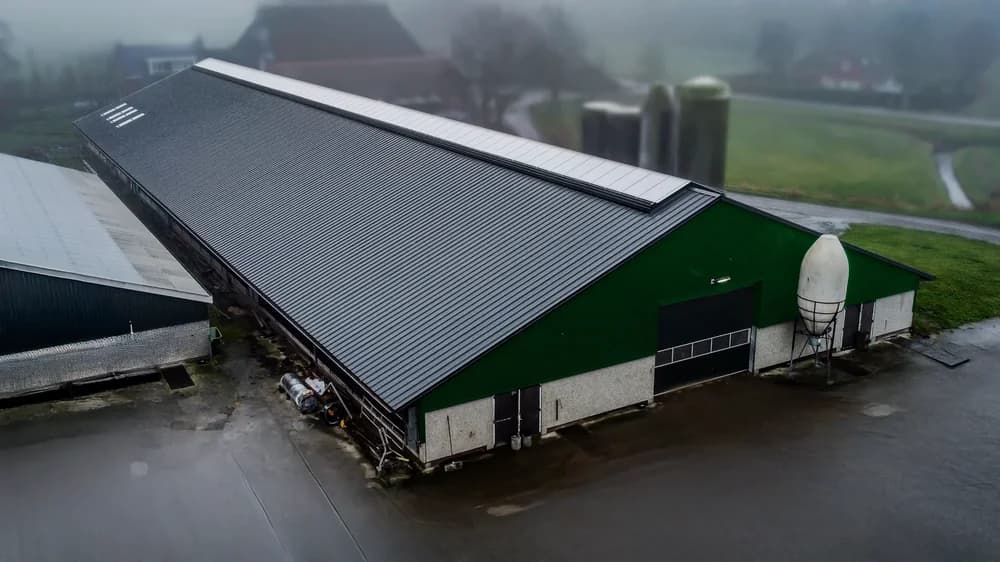 Ventilatie lichtnok op dak van agrarische stal