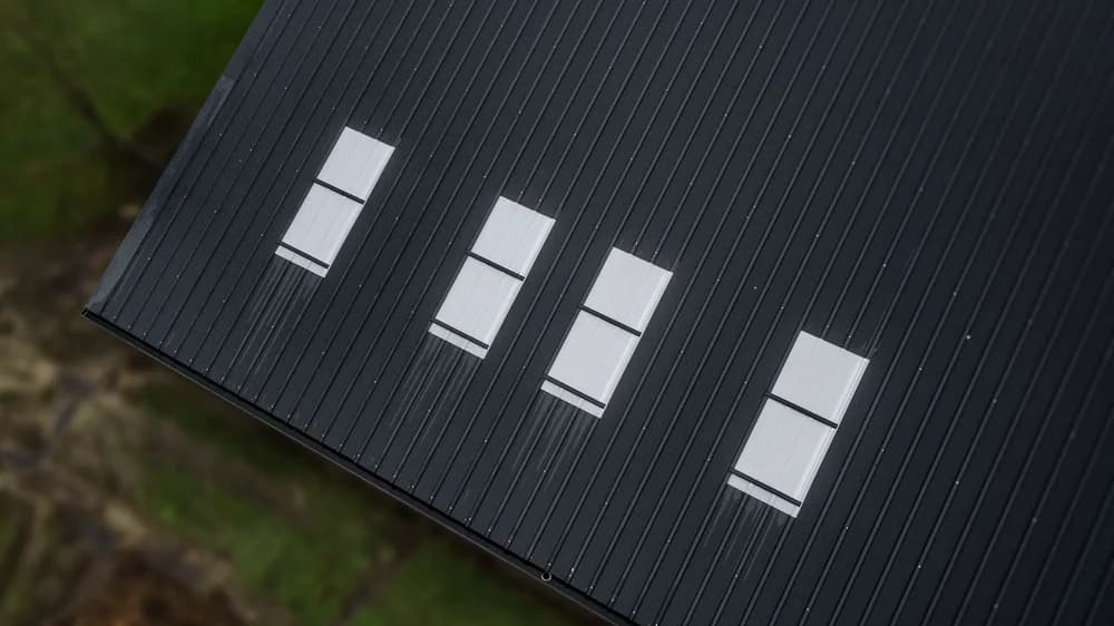Dak van de melkveestal in Dokkum met lichtplaten voor extra daglicht