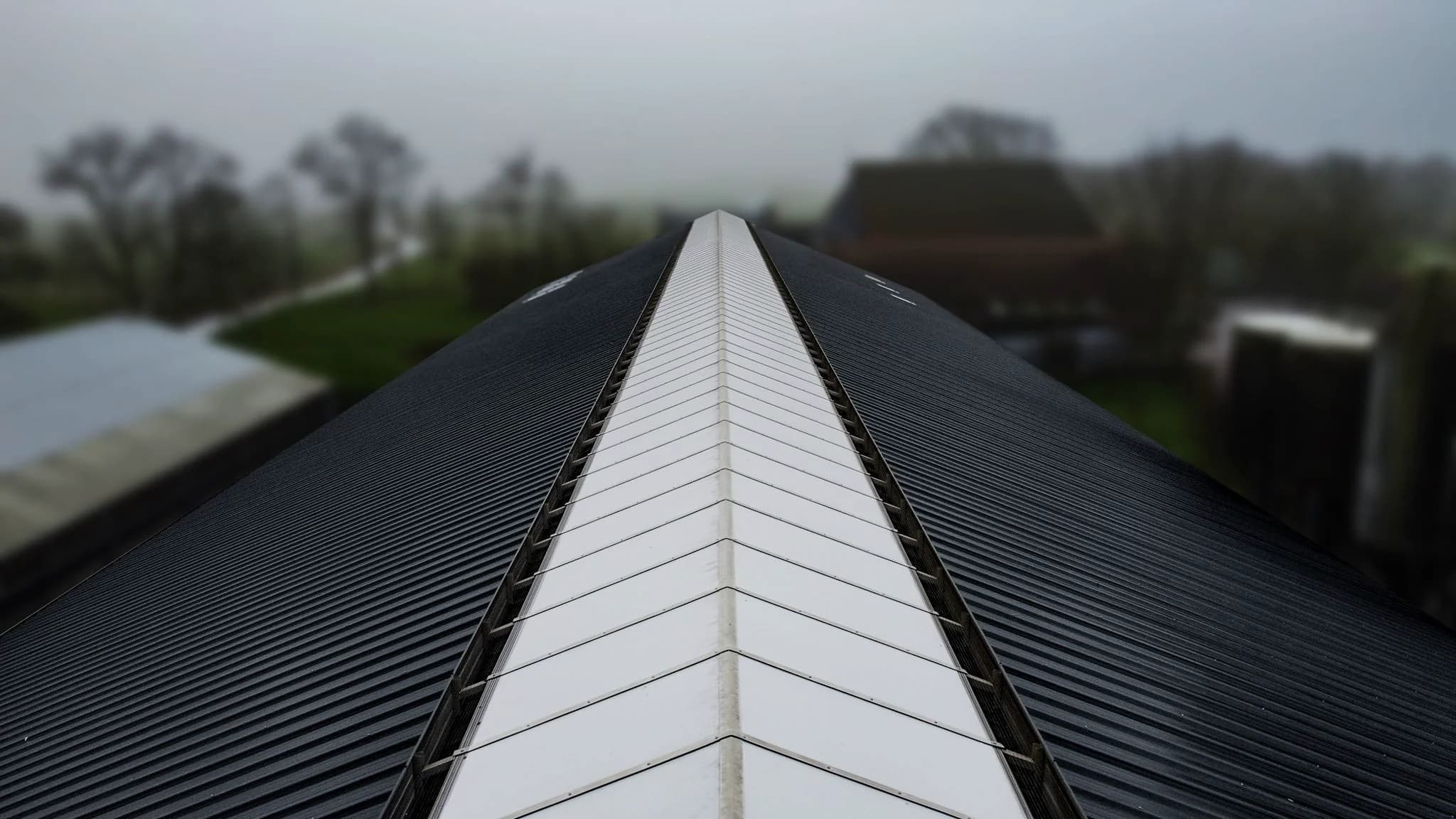 Ventilatienok op het dak van de melkveestal in Dokkum voor betere luchtcirculatie