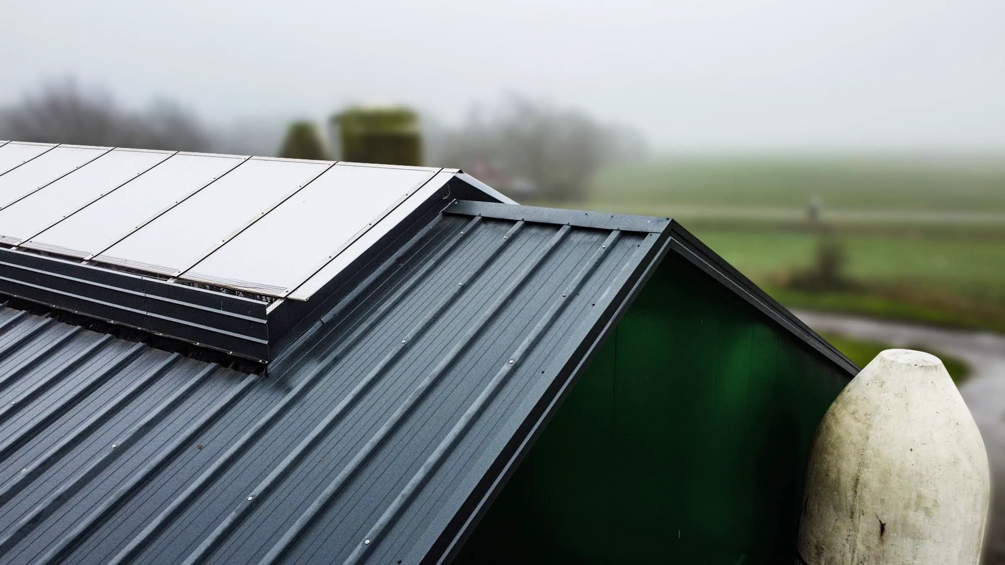 Dak van de gerenoveerde melkveestal in Dokkum met geïsoleerde dakpanelen