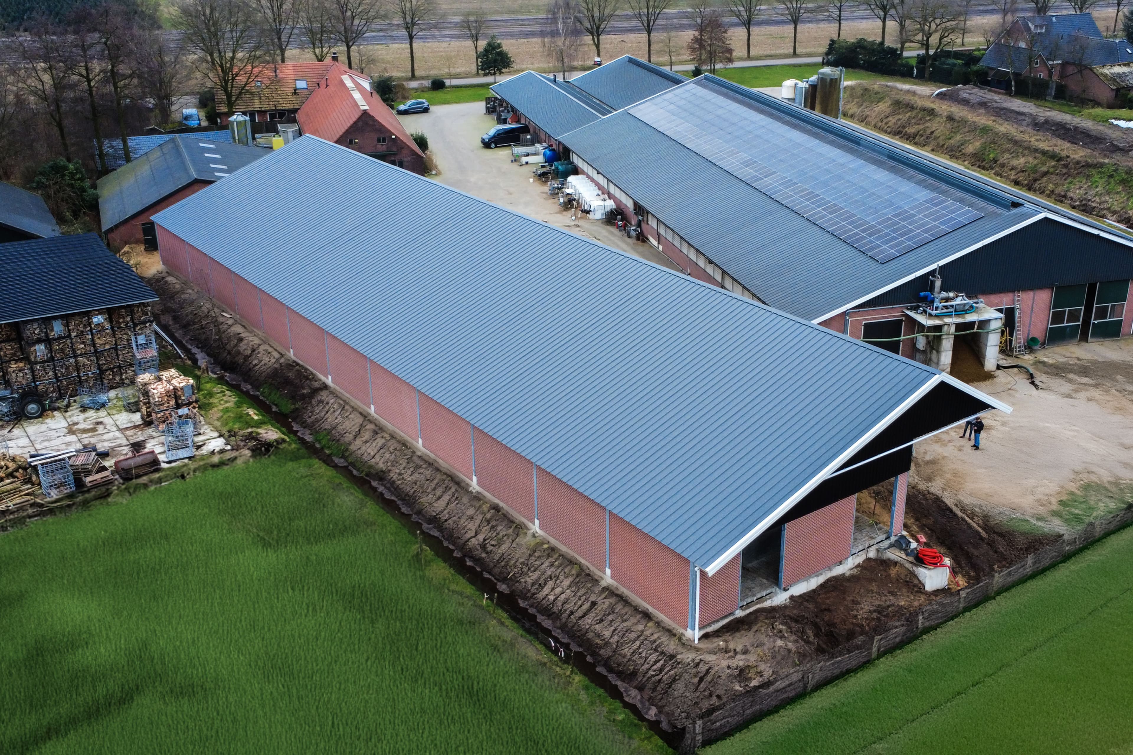 Luchtfoto van de jongveestal in Geesteren met geïsoleerde dakpanelen