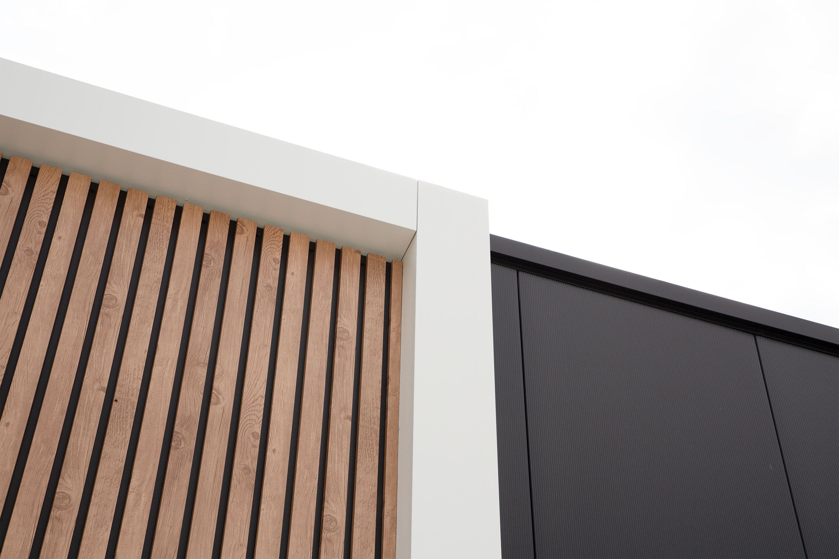 Houtlook gevelpanelen met wit composiet gevelkader bij Van Beek Houtbouw in Dronten