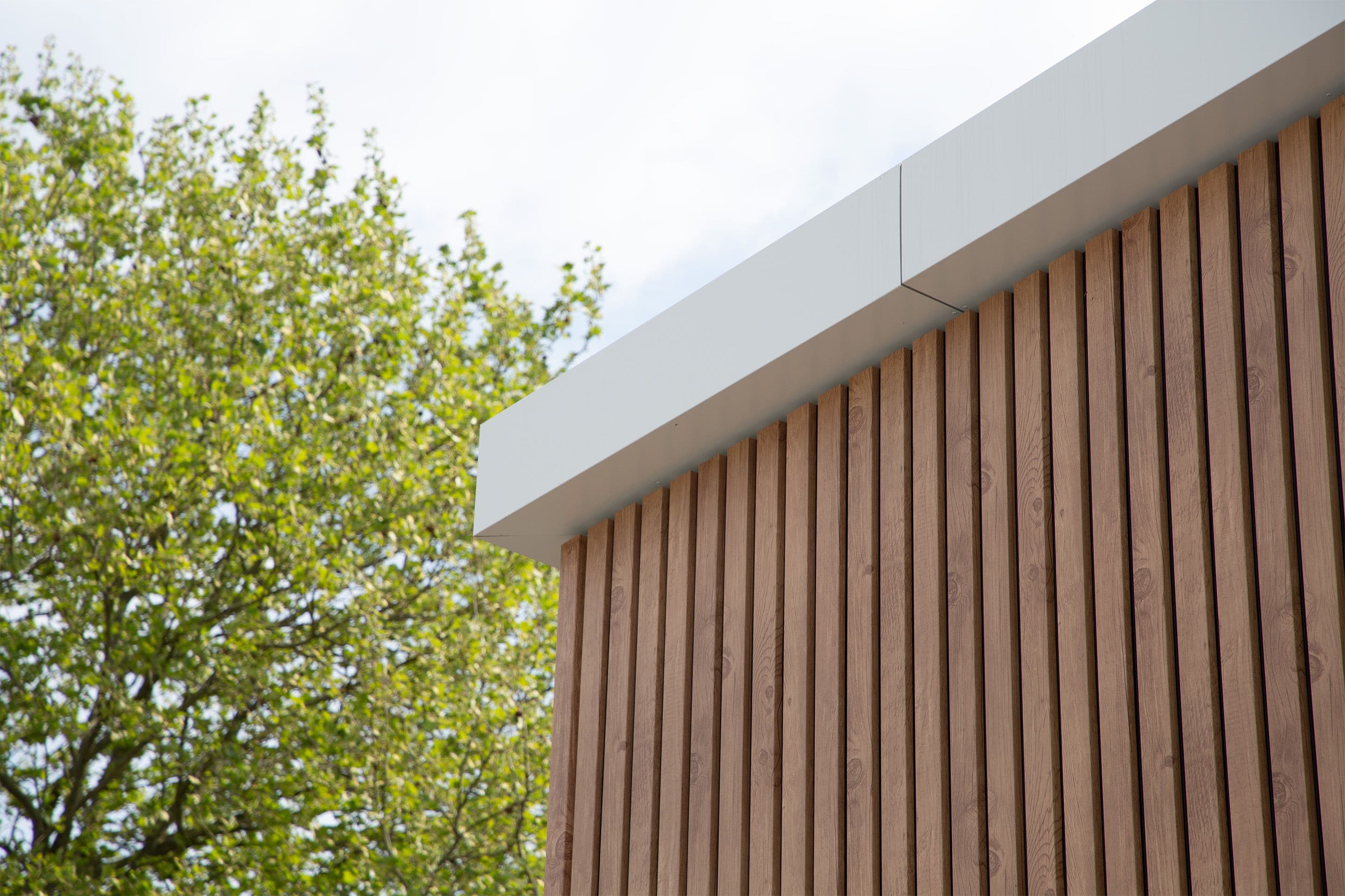 Houtlook gevelbekleding bij bedrijfspand Van Beek Houtbouw in Dronten