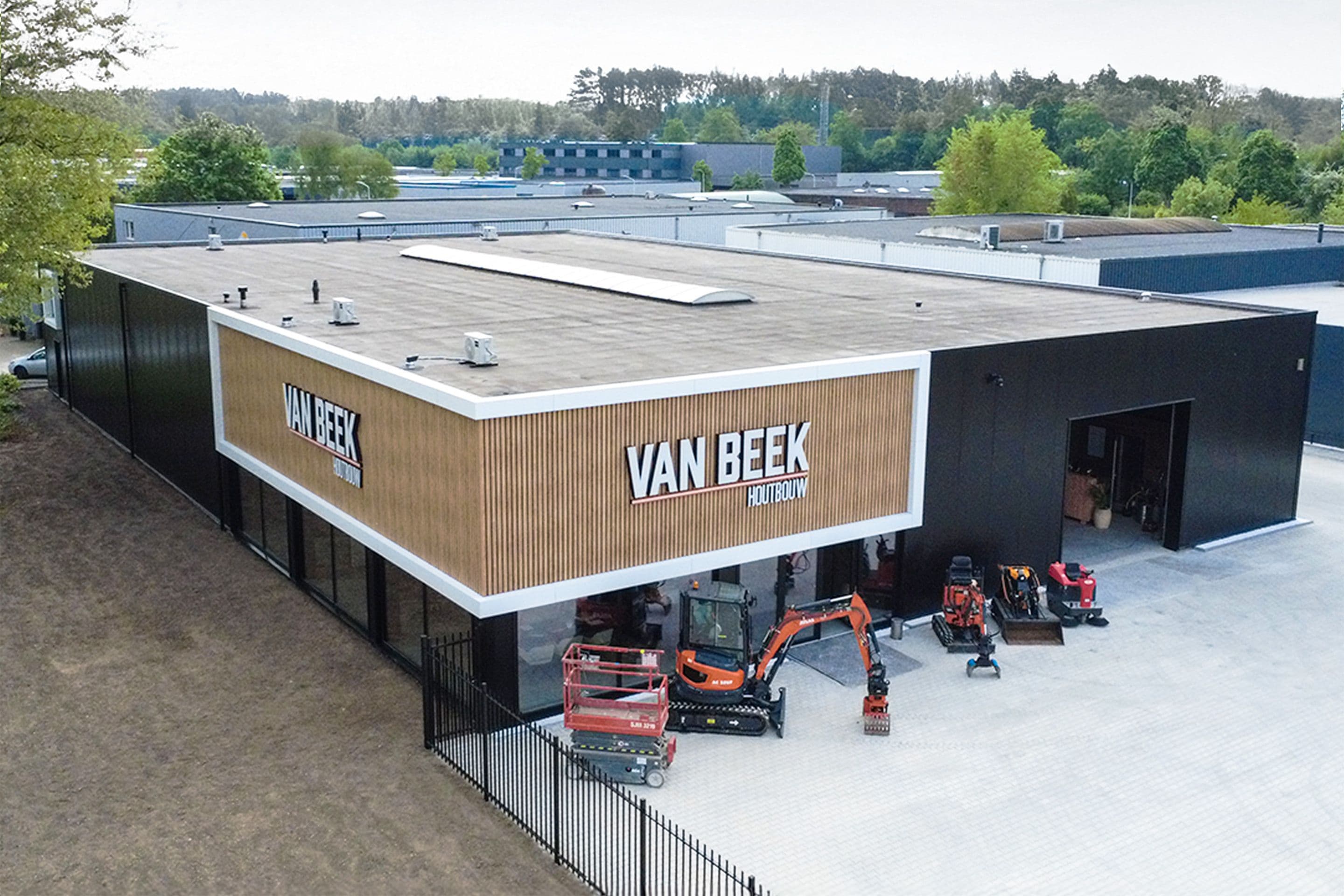 Bedrijfspand van Van Beek Houtbouw in Dronten met moderne gevel en bedrijfshal