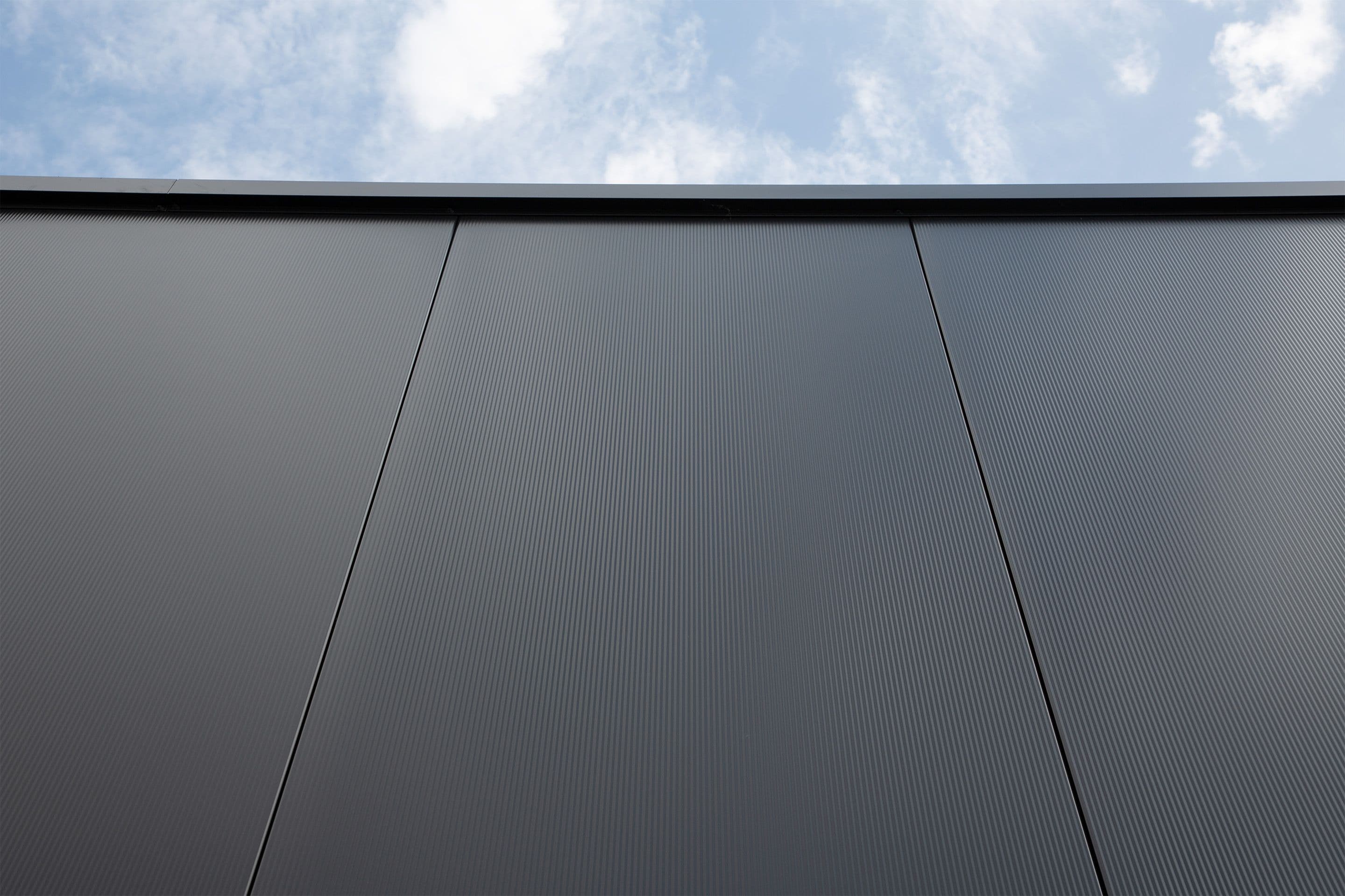 Zwarte gevelpanelen op bedrijfspand Van Beek Houtbouw in Dronten