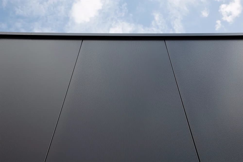Zwarte gevelpanelen op bedrijfspand Van Beek Houtbouw in Dronten