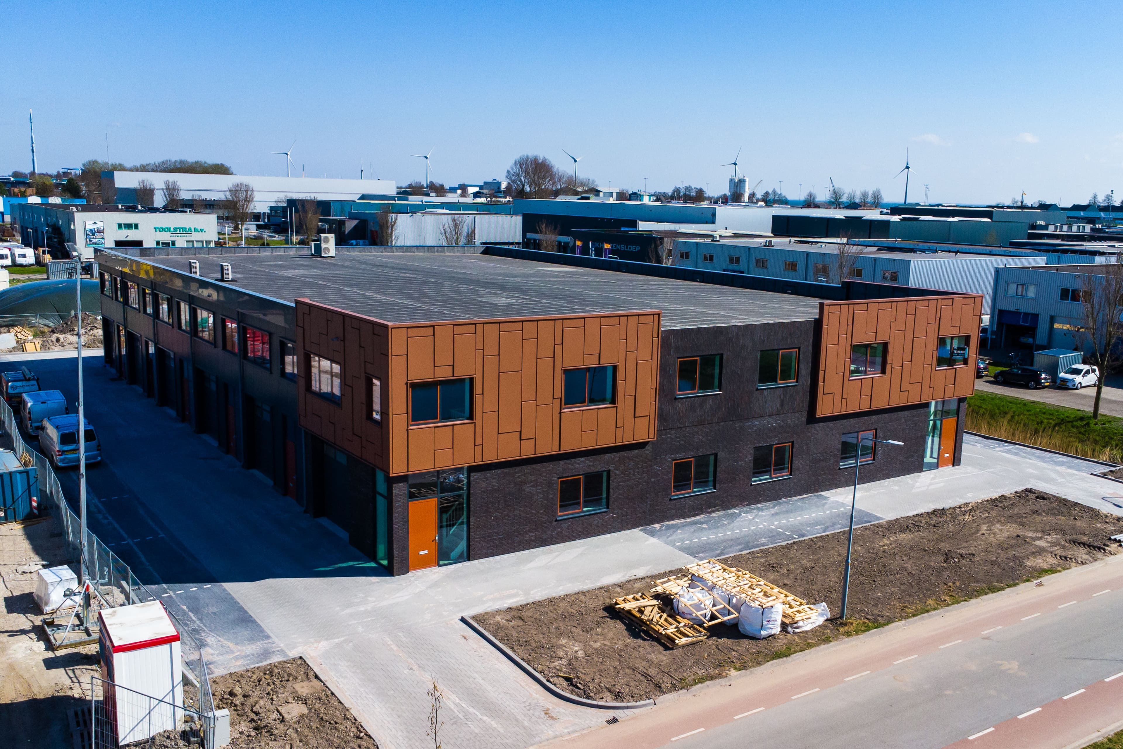 Nieuwbouw bedrijfspand De Drie Kronen in Enkhuizen met aluminium composiet gevelbekleding