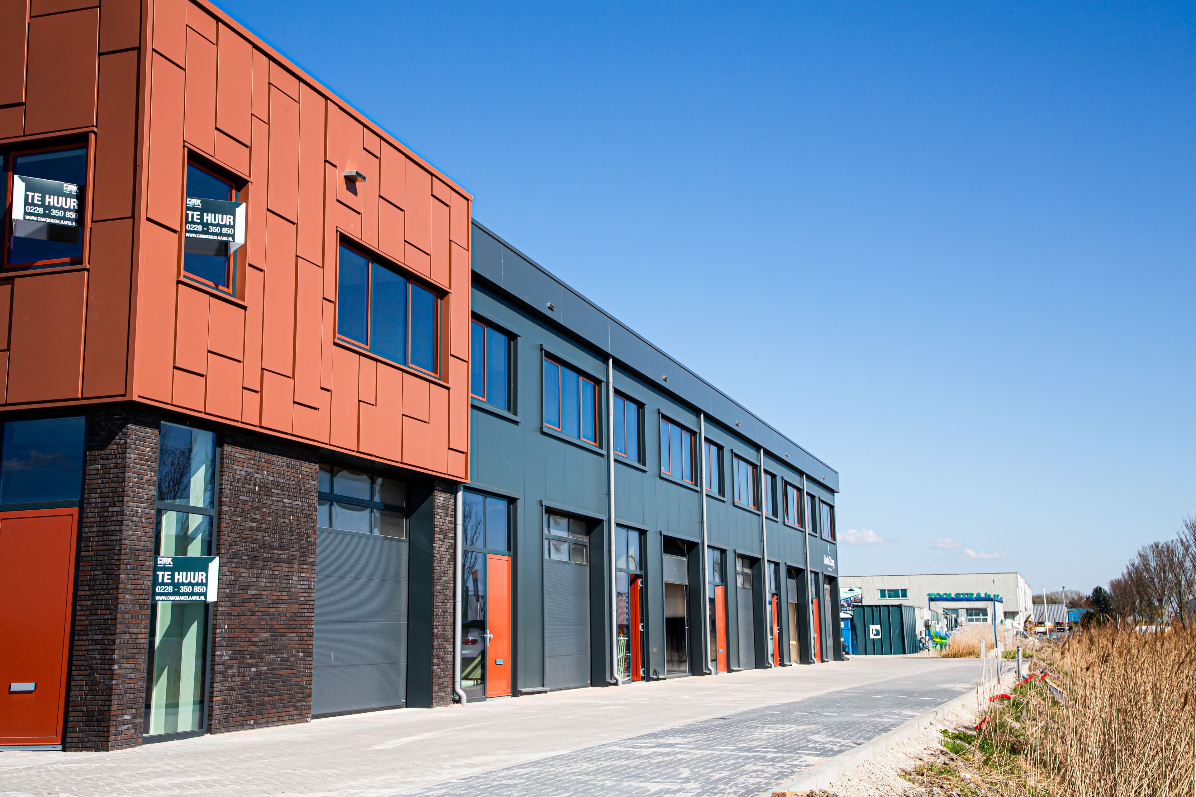 Gevelbekleding met aluminium composiet en sandwichpanelen bij De Drie Kronen in Enkhuizen
