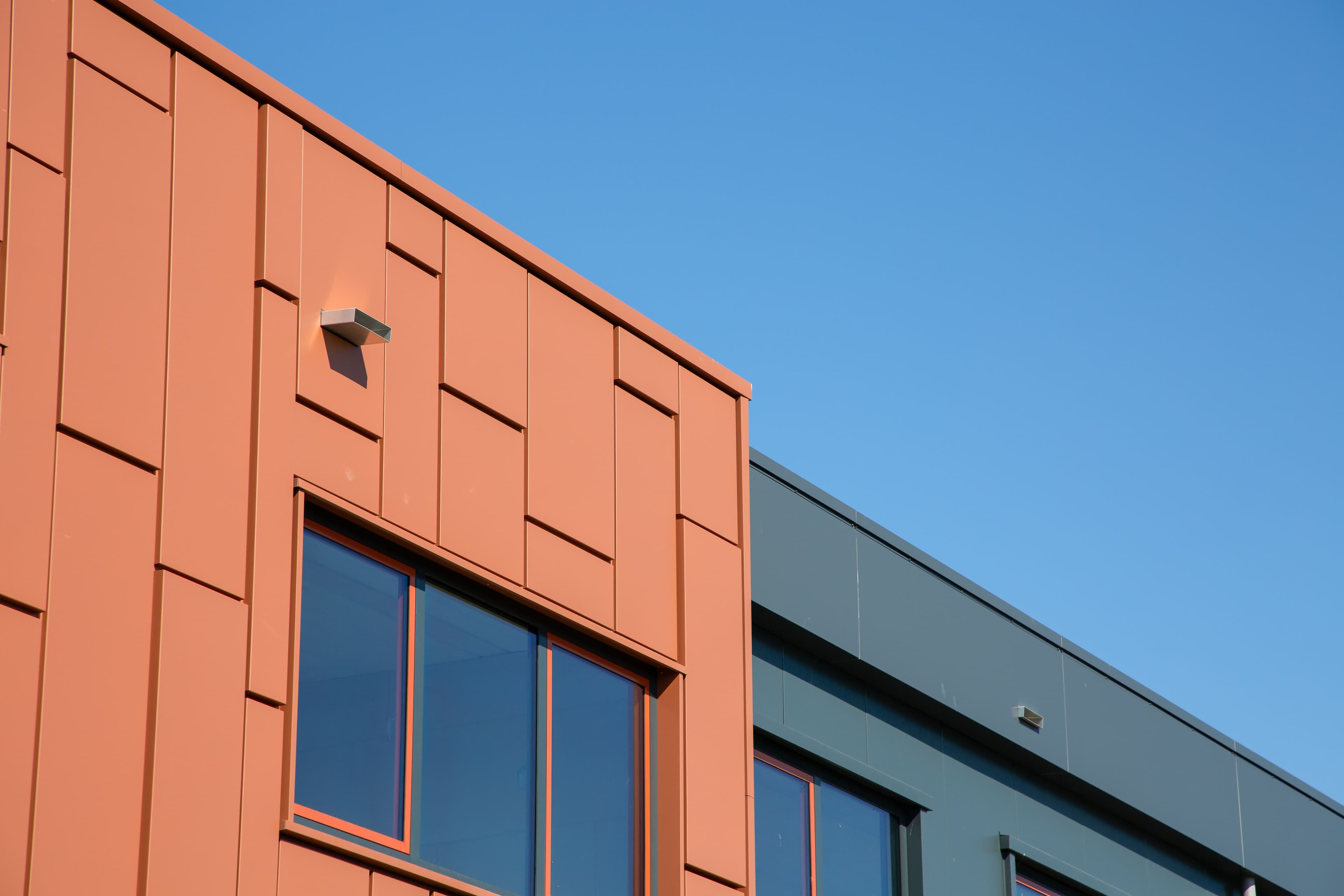 Aluminium composiet gevelbekleding in Corten look bij De Drie Kronen in Enkhuizen