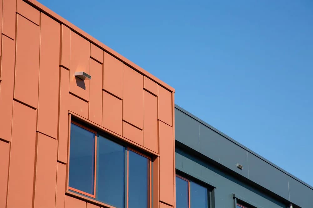 Aluminium composiet gevelbekleding in Corten look bij De Drie Kronen in Enkhuizen