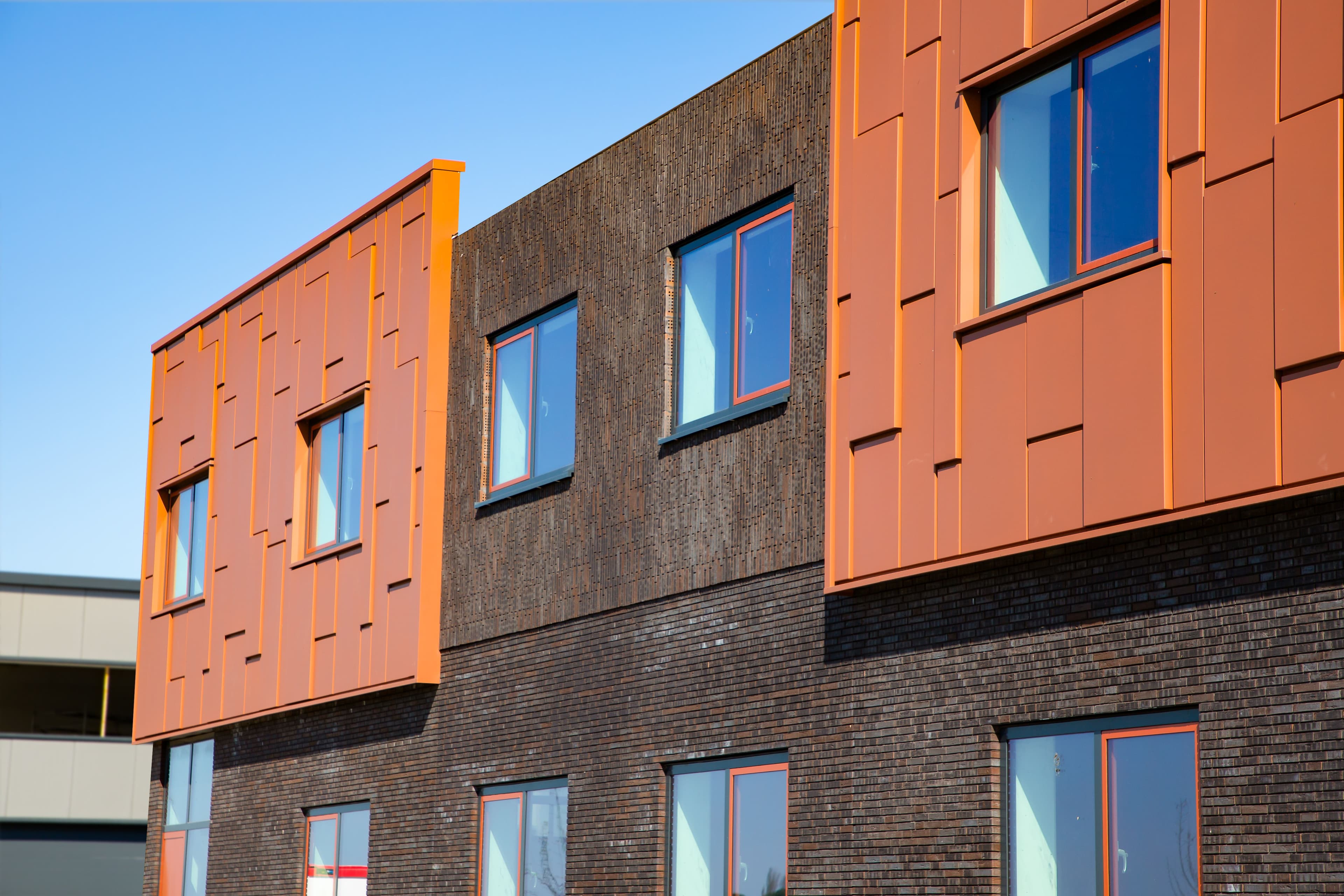 Gevel van project De Drie Kronen in Enkhuizen met moderne gevelbekleding