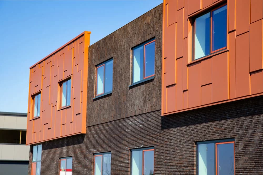 Gevel van project De Drie Kronen in Enkhuizen met moderne gevelbekleding