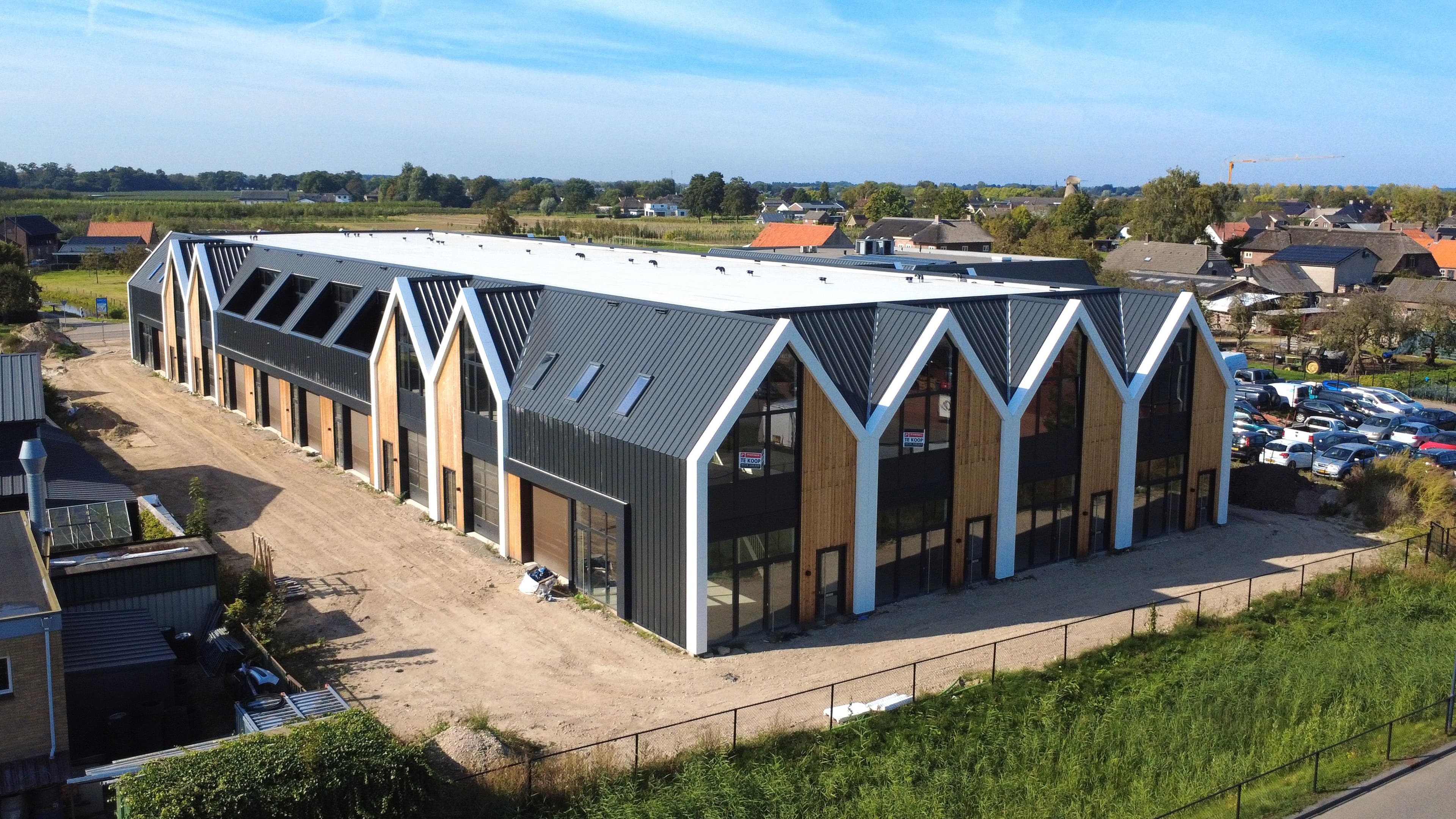 Bedrijfspand met aluminium composiet gevelbekleding en strakke gevelafwerking