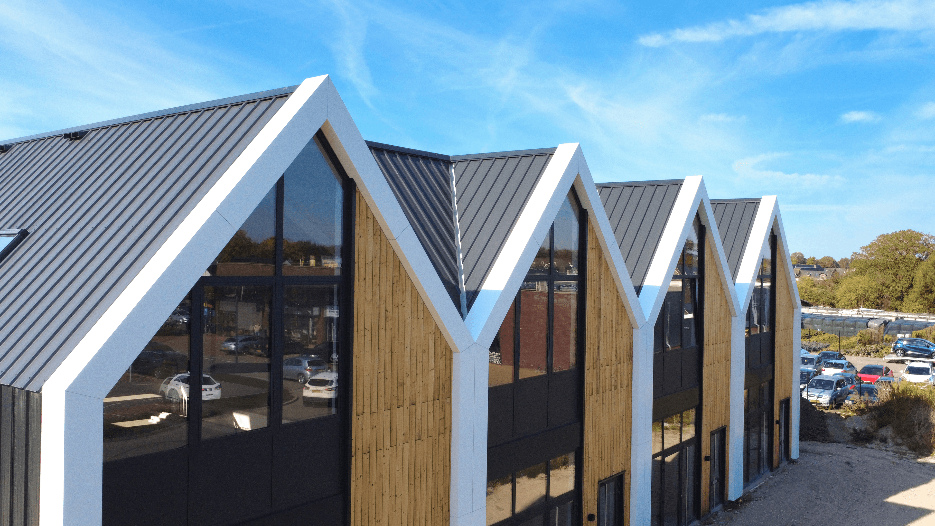 Bedrijfspand met aluminium composiet gevelbekleding en strakke dak- en gevelafwerking