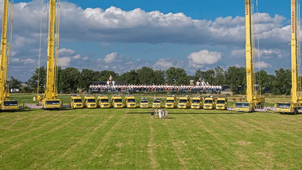 Team van Hardeman Isolatie met materieel en kranen op locatie