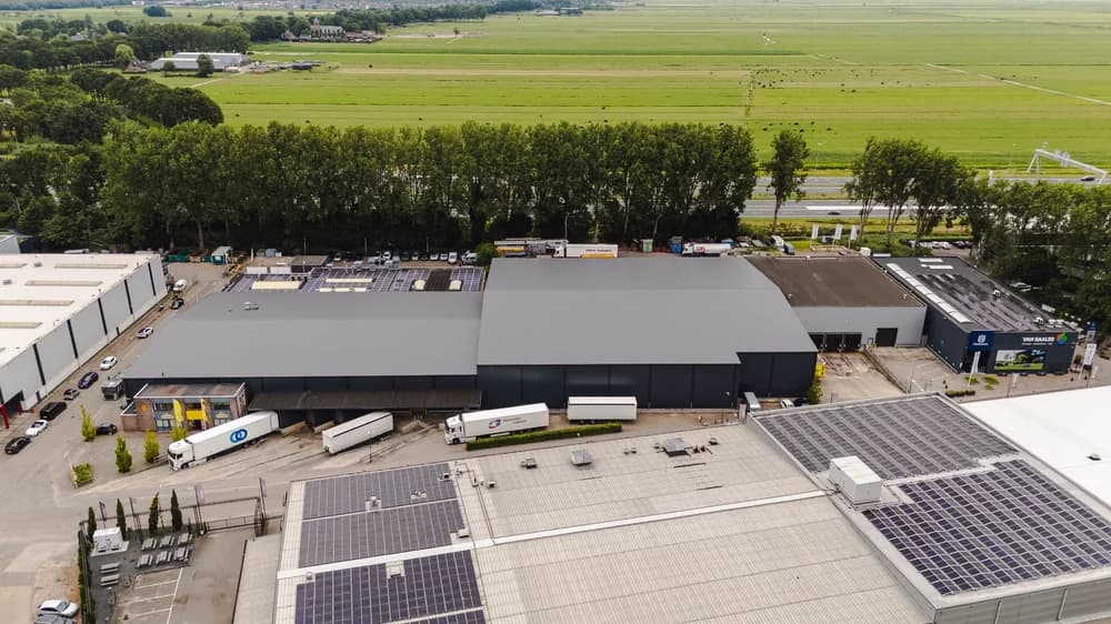 Droneoverzicht van de gerenoveerde bedrijfshallen aan de Hermesweg in Baarn met nieuwe dak- en gevelbeplating door Hardeman Isolatie.