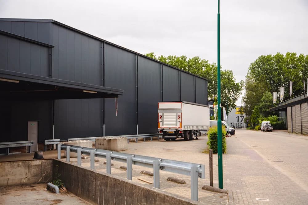 Zijaanzicht van de gerenoveerde bedrijfshallen aan de Hermesweg in Baarn met nieuwe geïsoleerde gevelbeplating door Hardeman Isolatie.