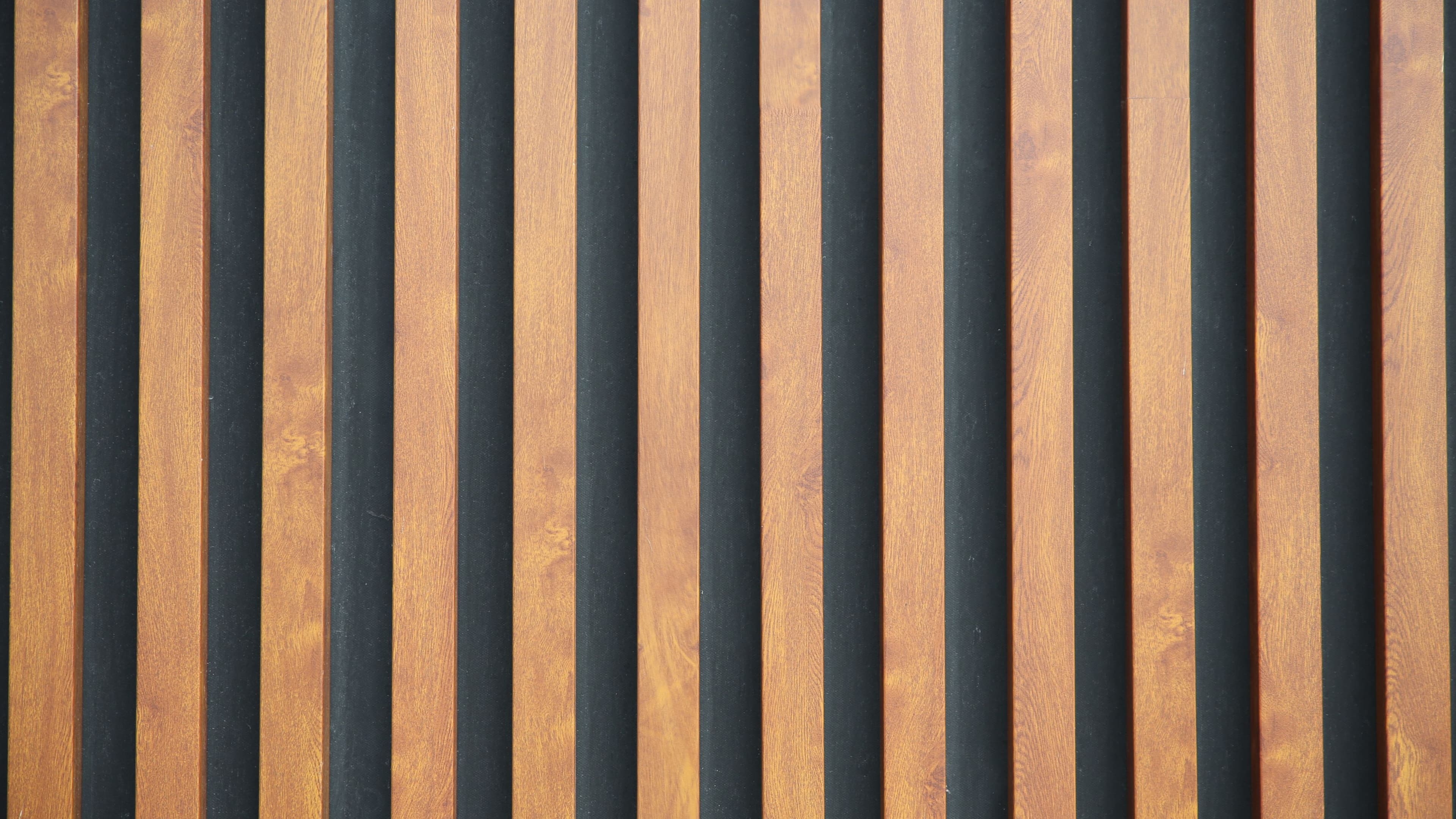 Houtlook aluminium composiet lamellen op de gevel van het bedrijfspand van VoorKappers in Zwaag