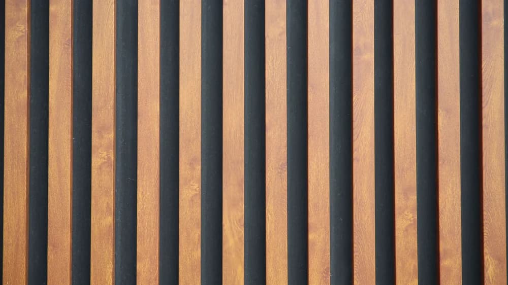 Houtlook aluminium composiet lamellen op de gevel van het bedrijfspand van VoorKappers in Zwaag