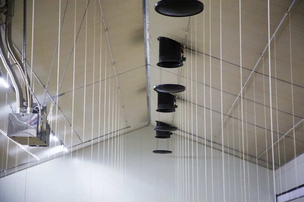 Ventilatiesysteem in de nok van de vleeskuikenstal in Putten