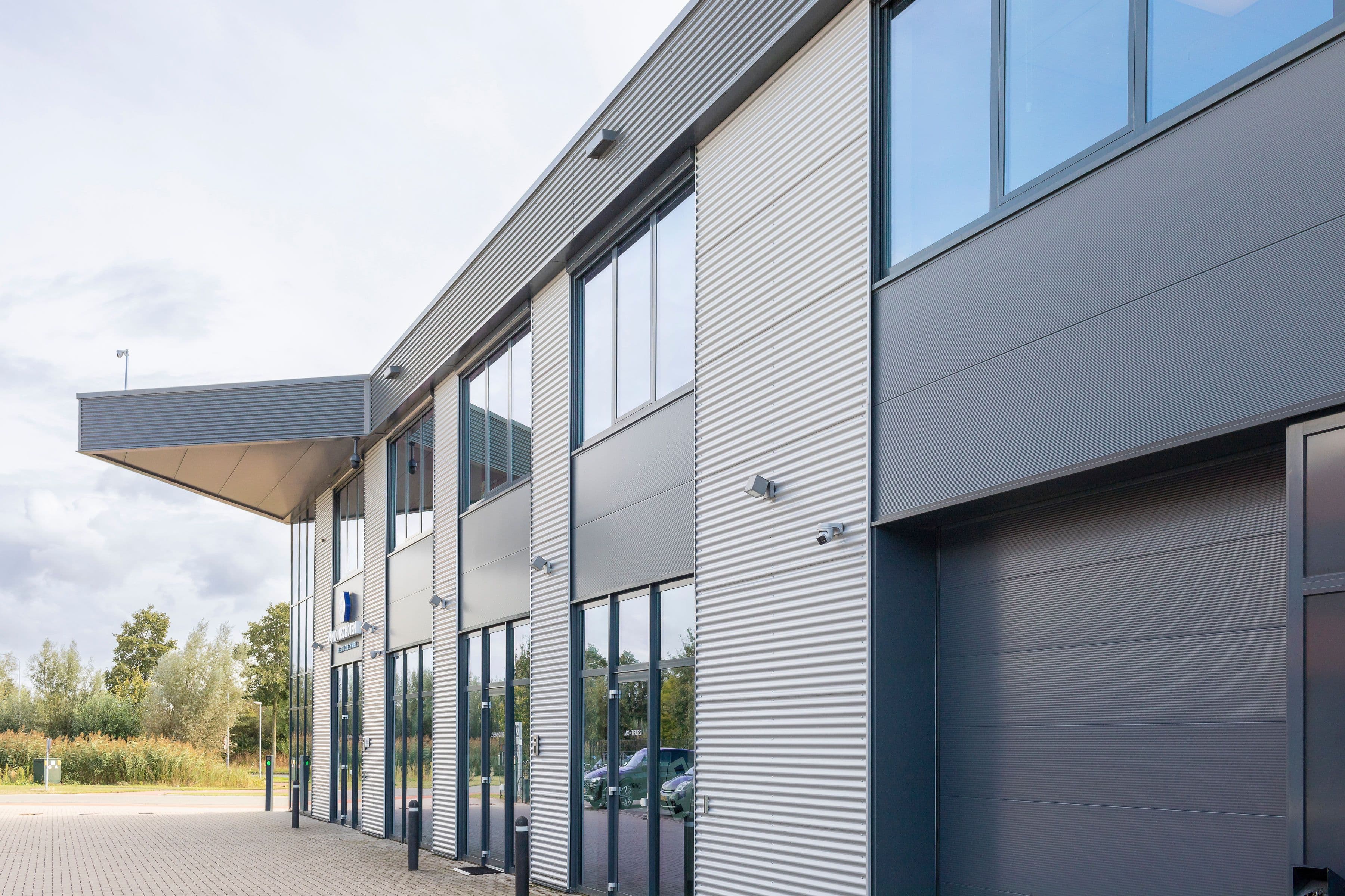 Modern bedrijfsverzamelgebouw met gevelpanelen