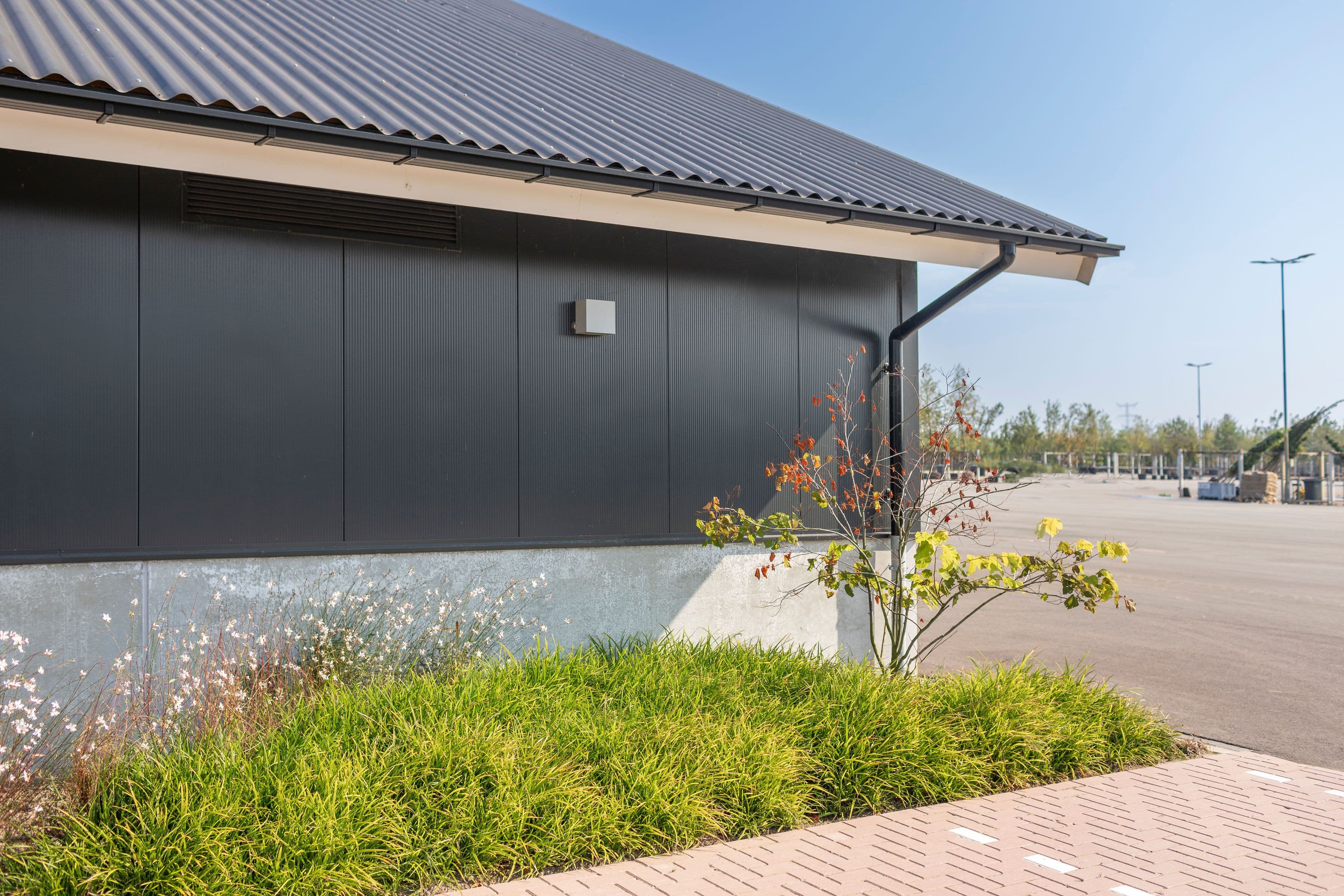 Schuur met gevel- en dakpanelen