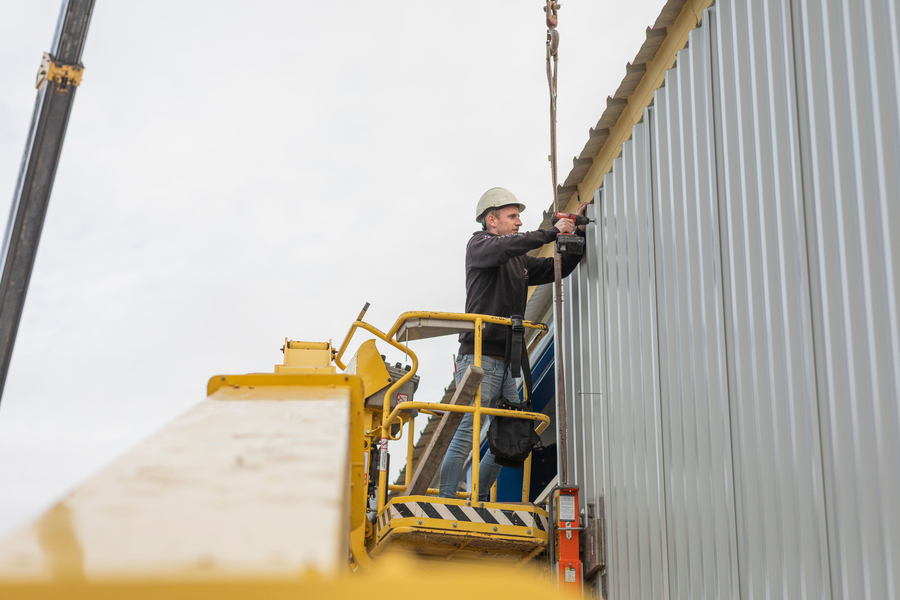 Montage van gevelbekleding op locatie