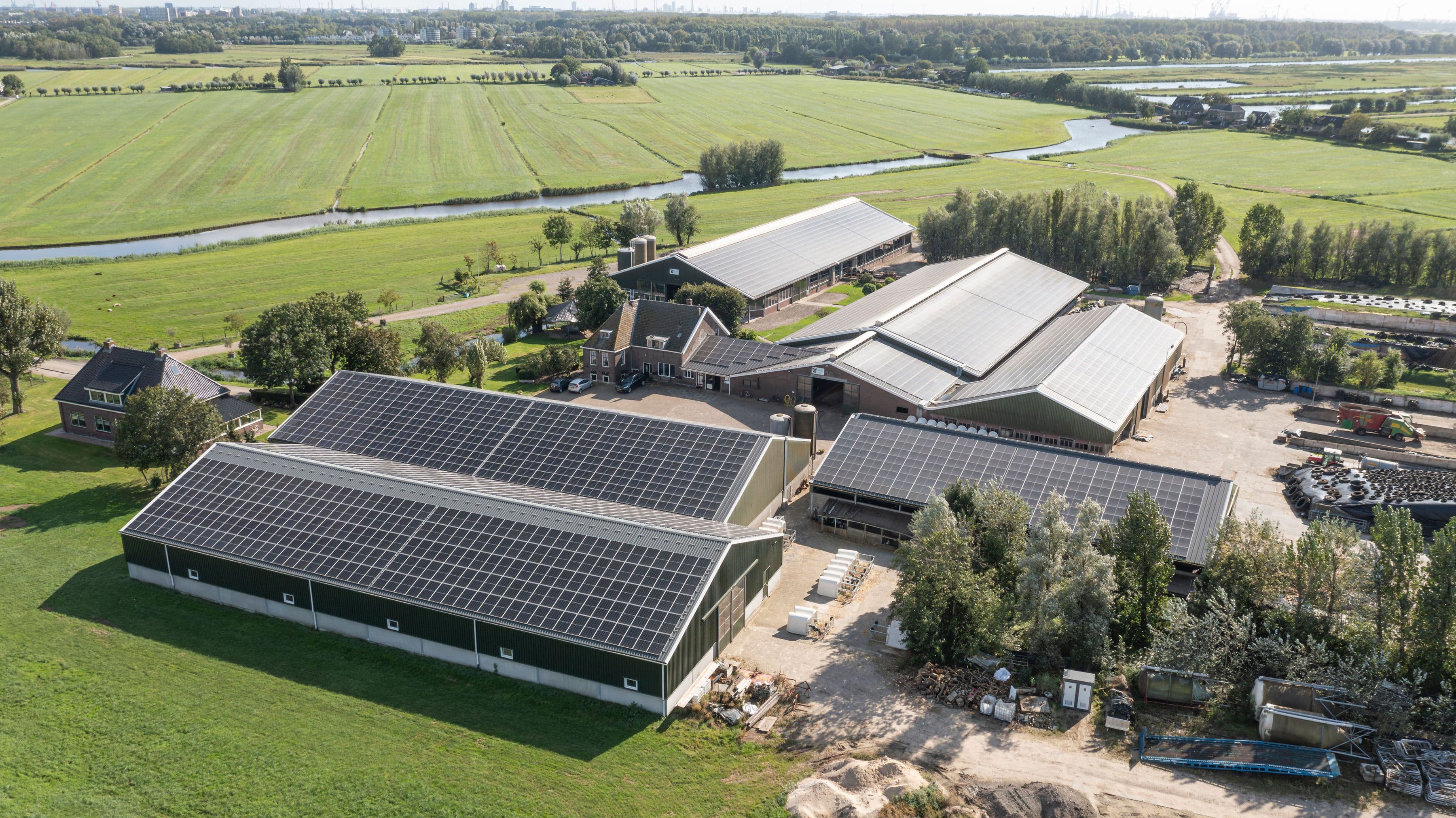 Agrarische loods met zonnepanelen op het dak gerealiseerd door Hardeman Isolatie