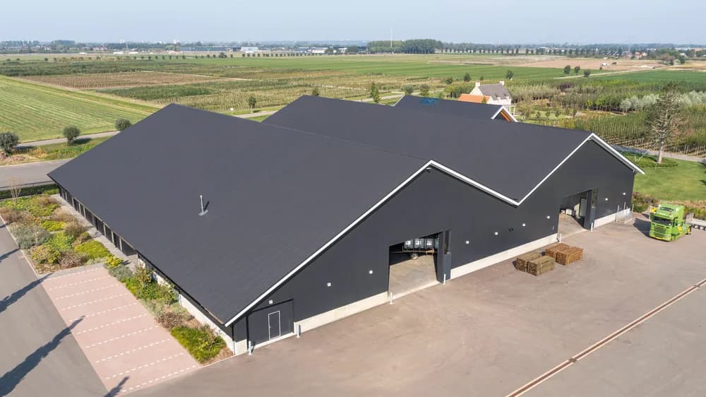 Moderne agrarische loods met geïsoleerde dak- en gevelbekleding door Hardeman Isolatie