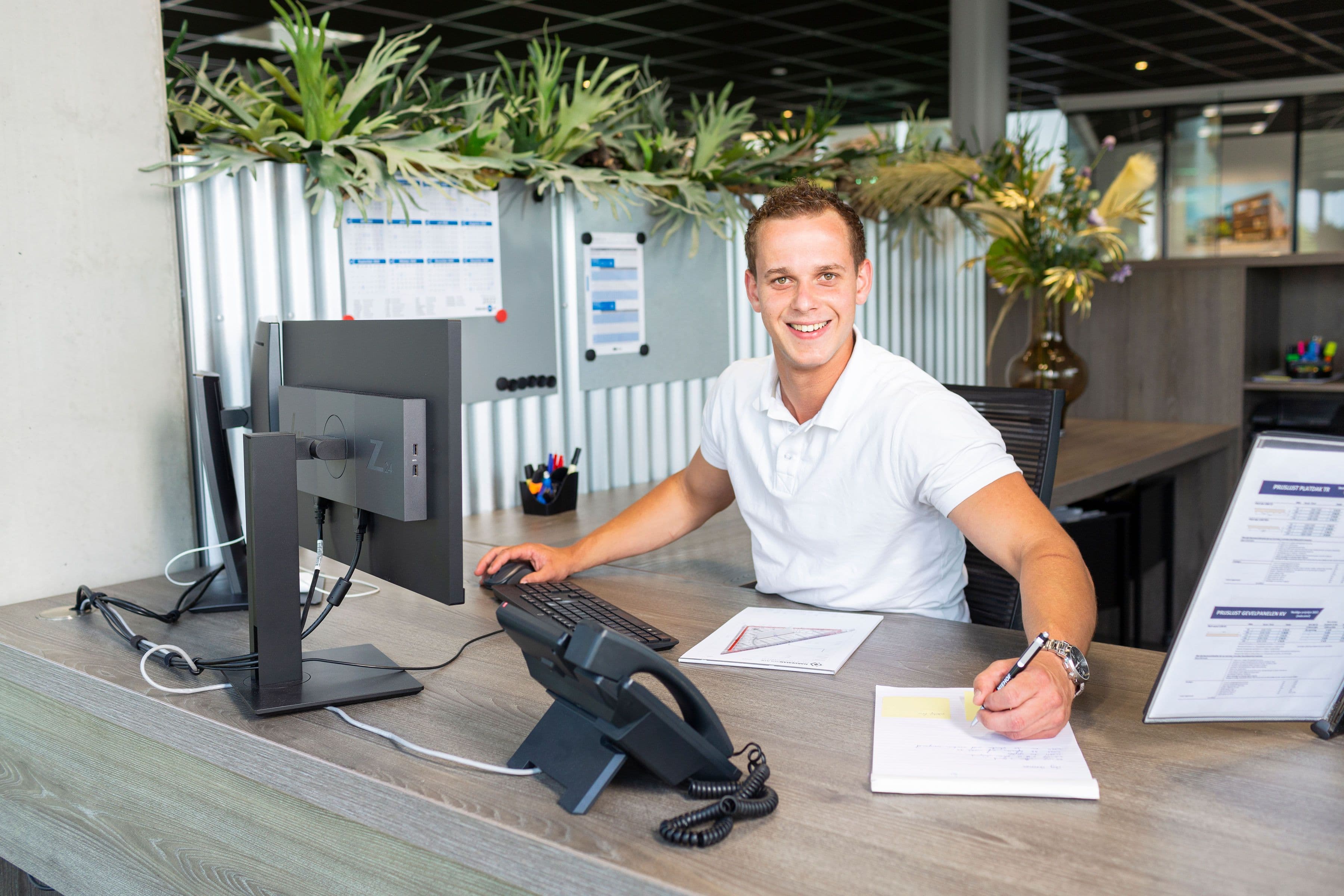 Werkvoorbereider achter bureau 