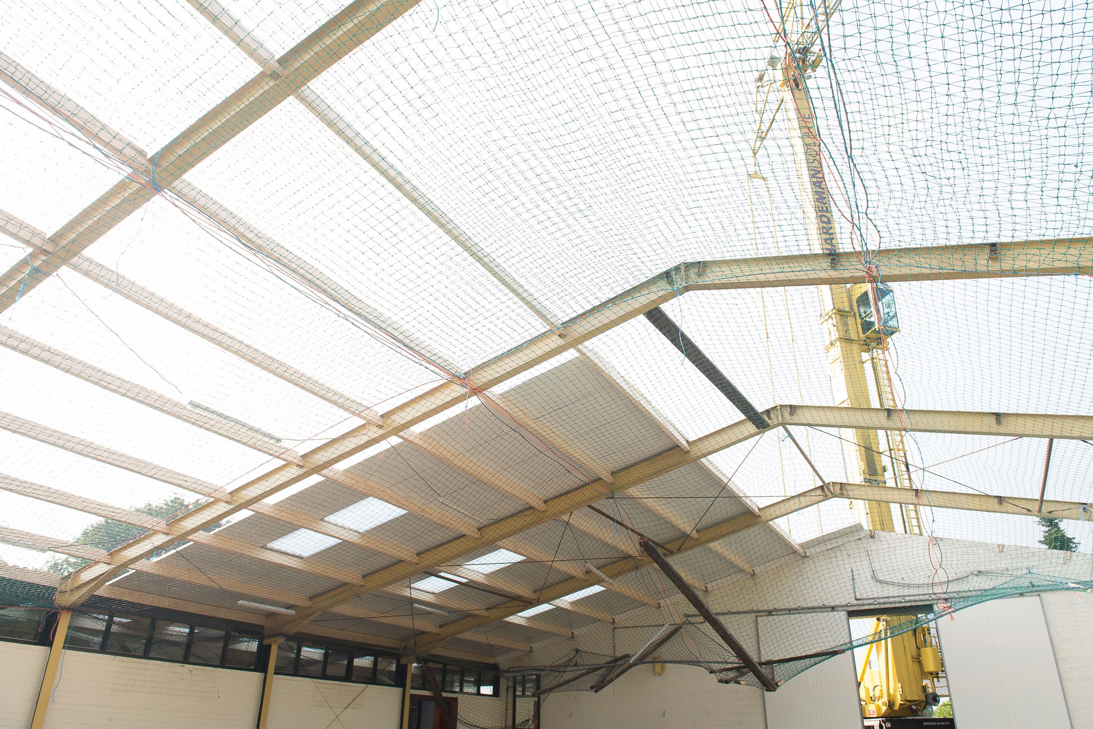 Binnenzijde van bedrijfshal tijdens dakrenovatie met nieuwe dakconstructie