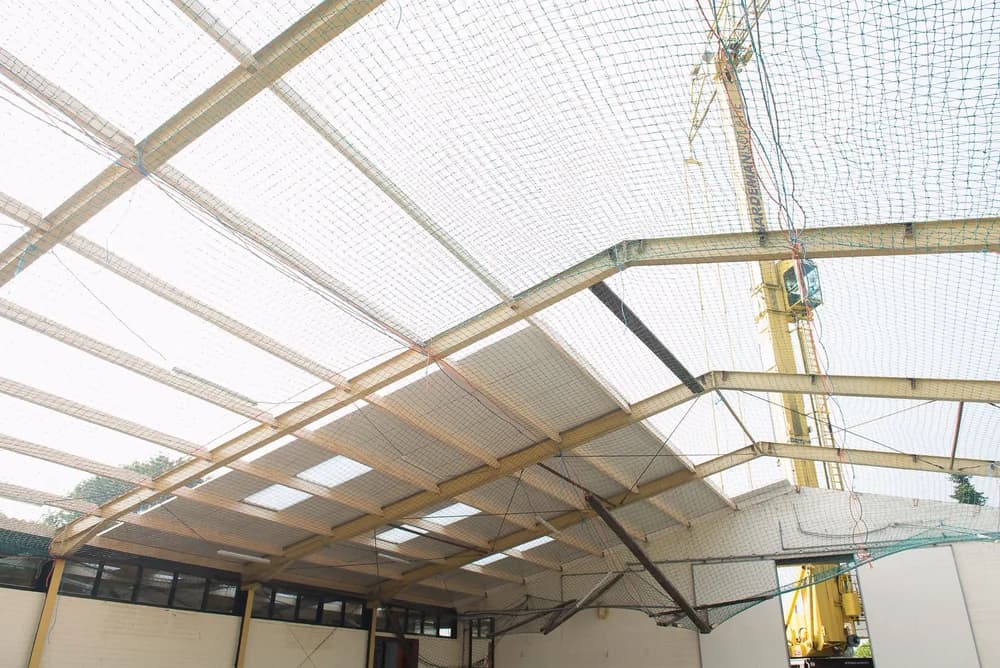 Binnenzijde van bedrijfshal tijdens dakrenovatie met nieuwe dakconstructie