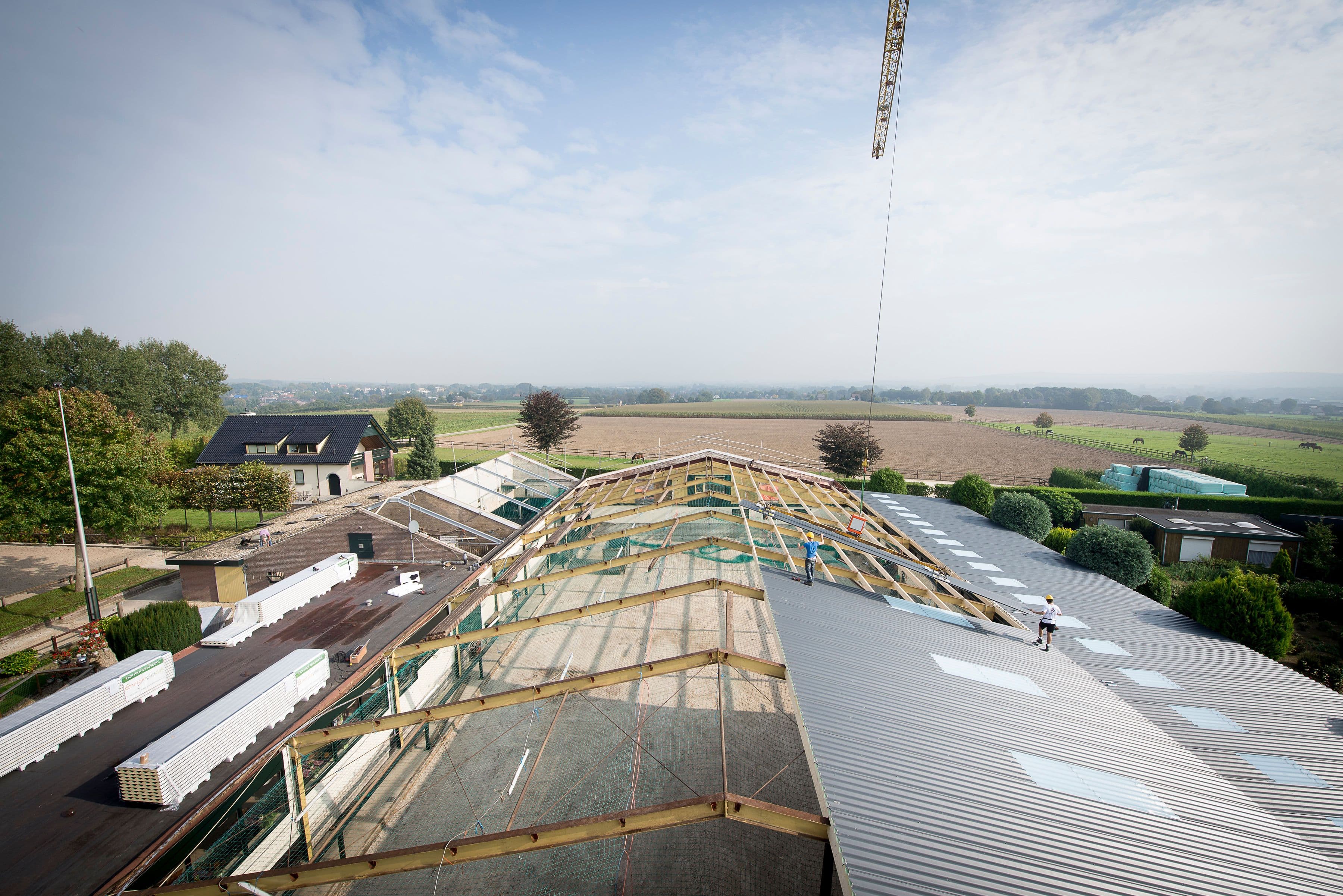 Dakrenovatie in uitvoering met vervangen van oude dakplaten