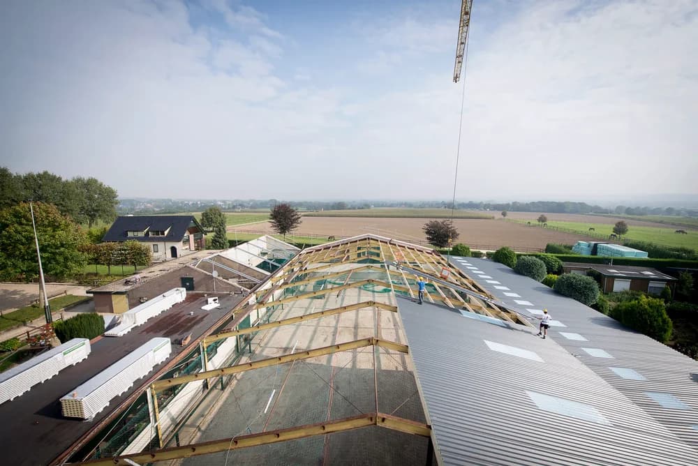 Dakrenovatie in uitvoering met vervangen van oude dakplaten