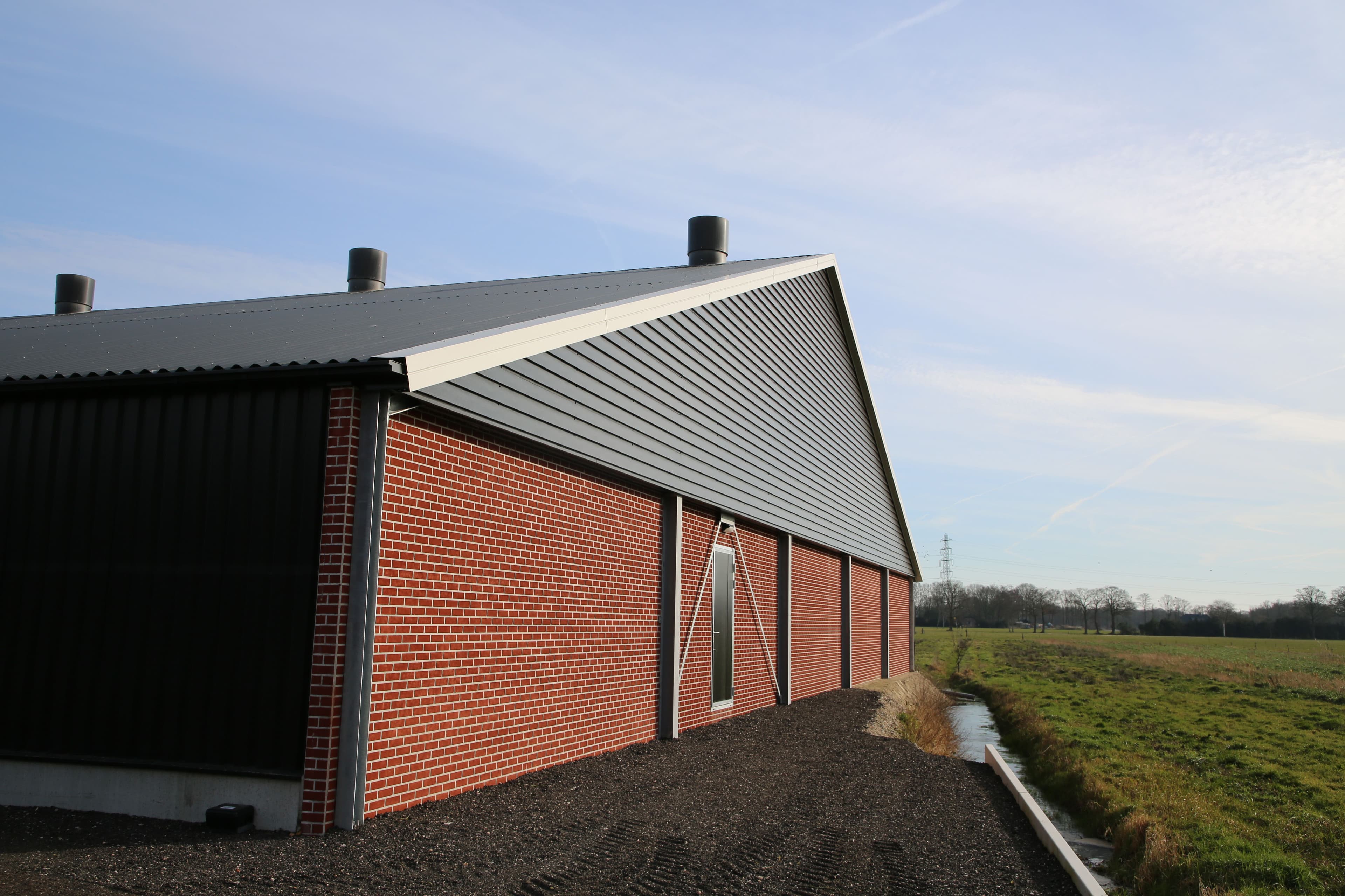 Gevel en dak van de vleeskuikenstal in Putten met geïsoleerde dakpanelen