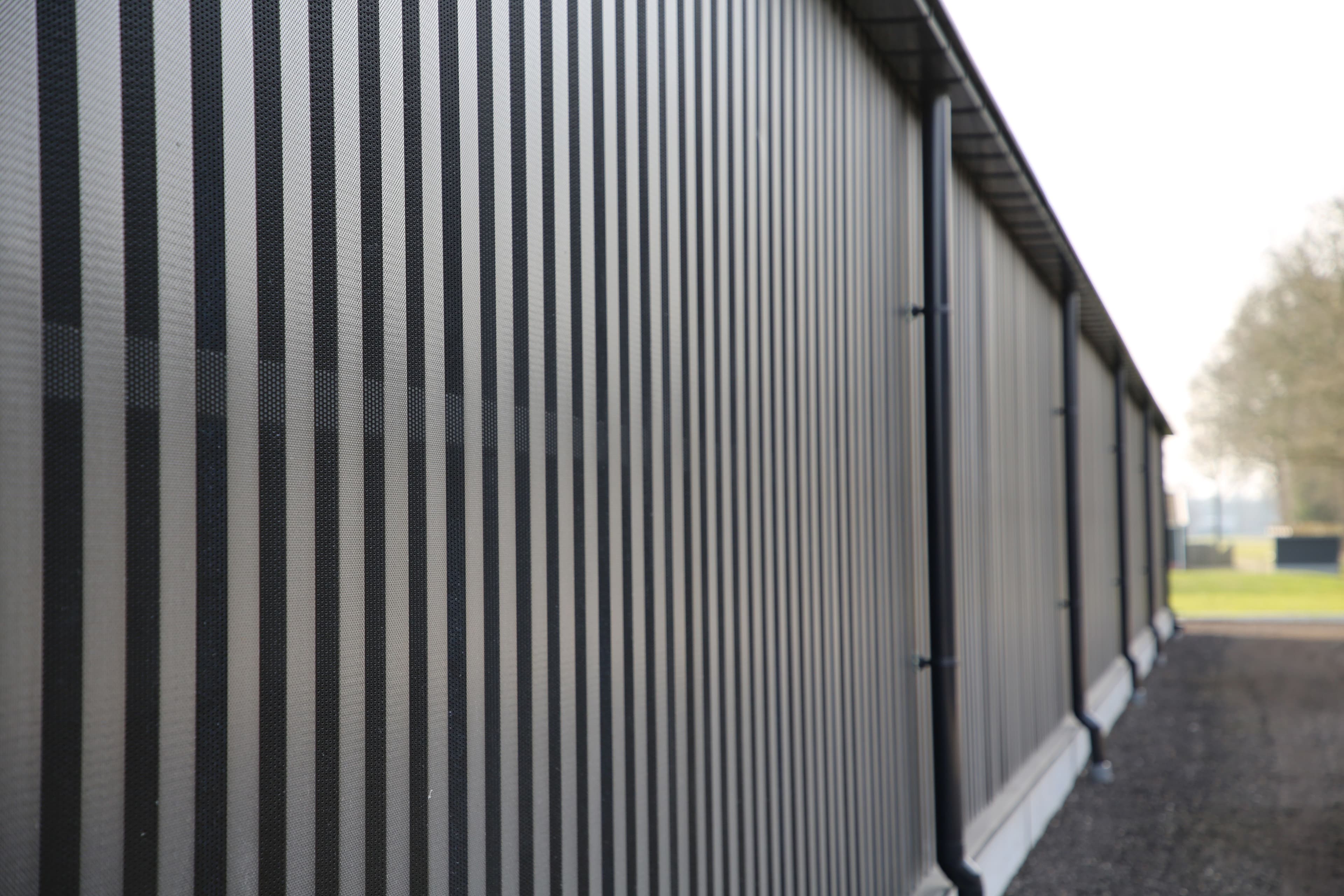 Gevelbeplating van de vleeskuikenstal in Putten met damwandprofielen