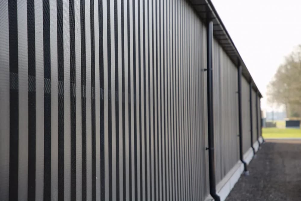 Gevelbeplating van de vleeskuikenstal in Putten met damwandprofielen