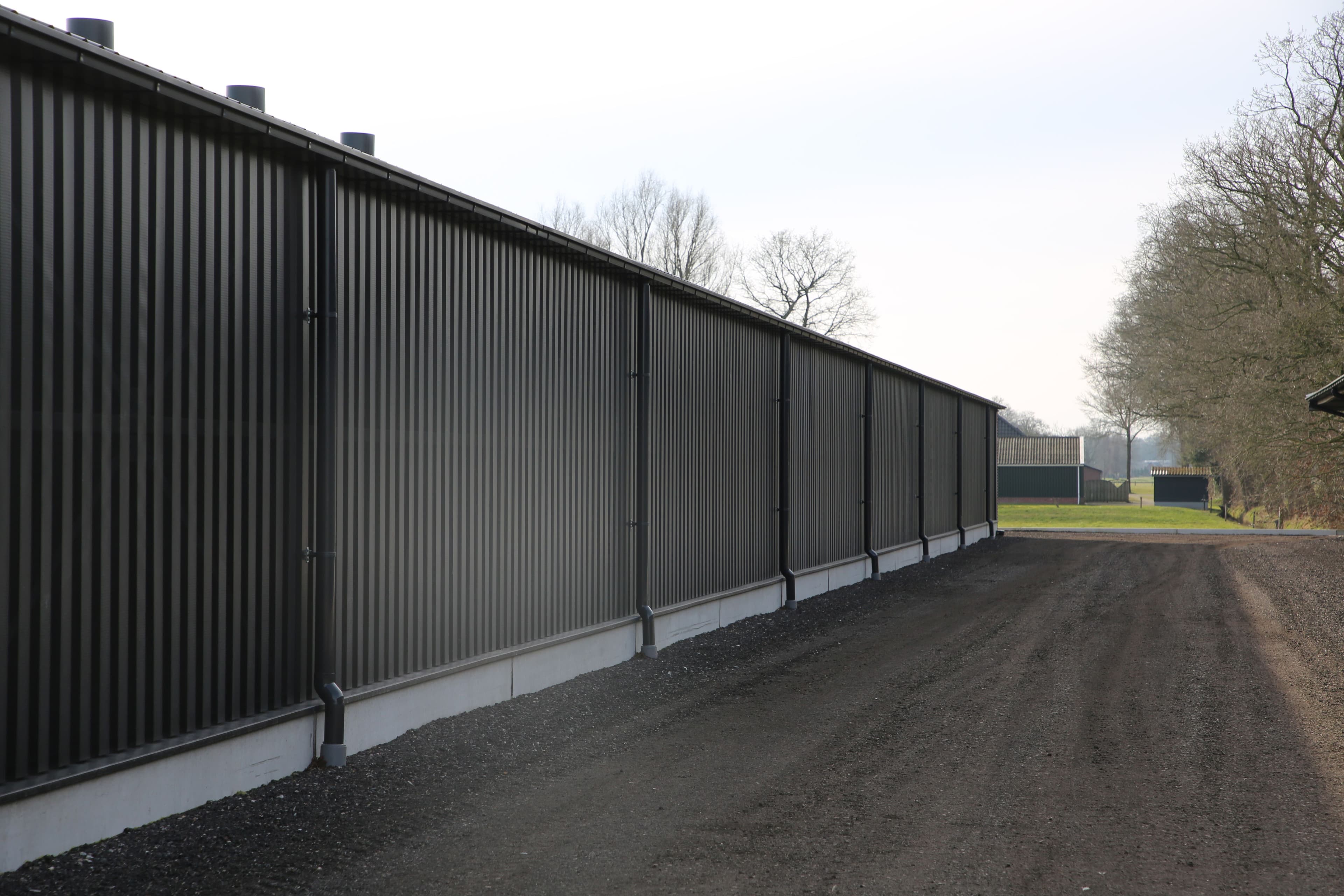 Gevelbeplating van de vleeskuikenstal in Putten met zwarte damwandprofielen
