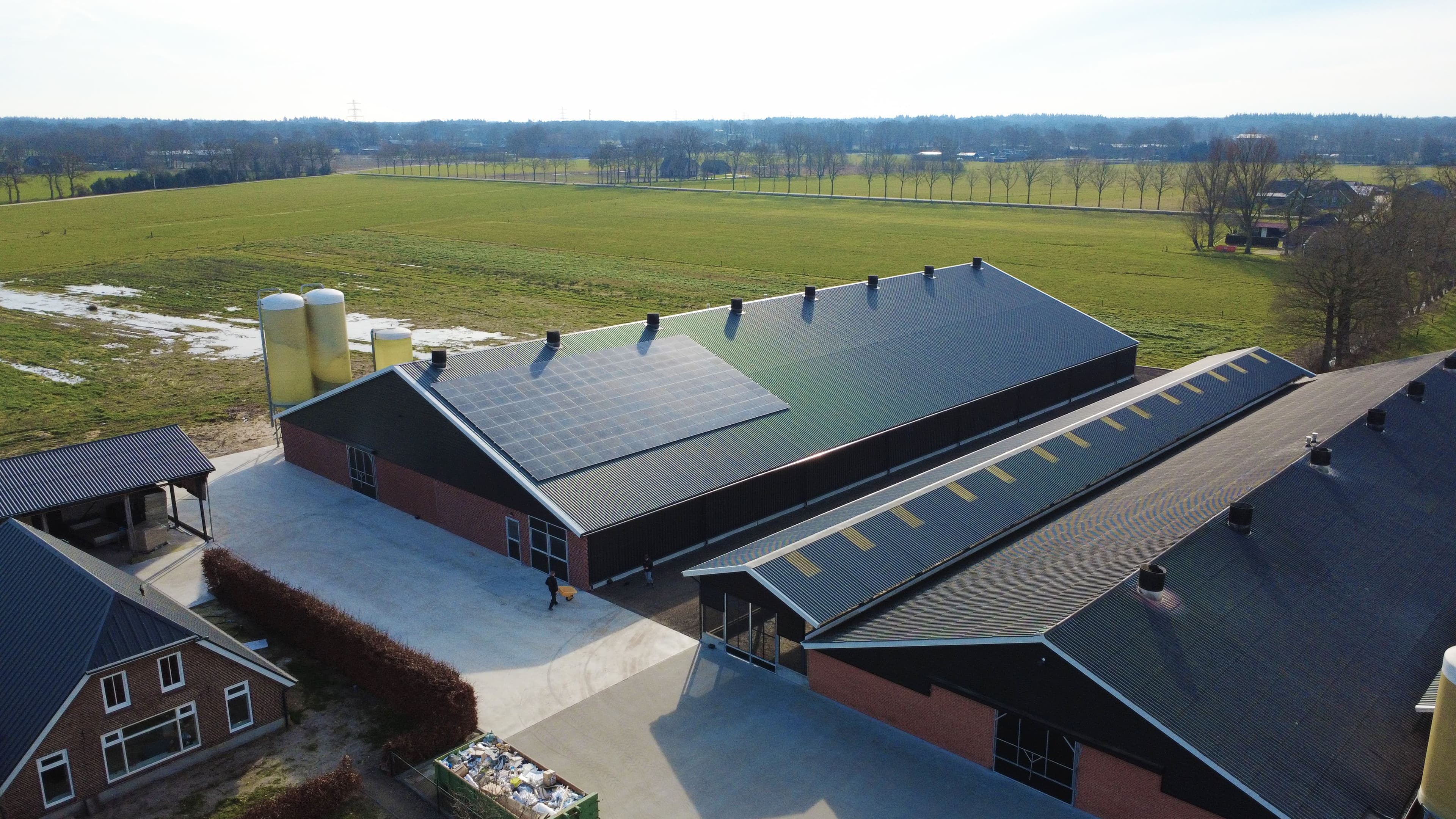 Luchtfoto van de nieuwbouw vleeskuikenstal in Putten met geïsoleerde dakpanelen