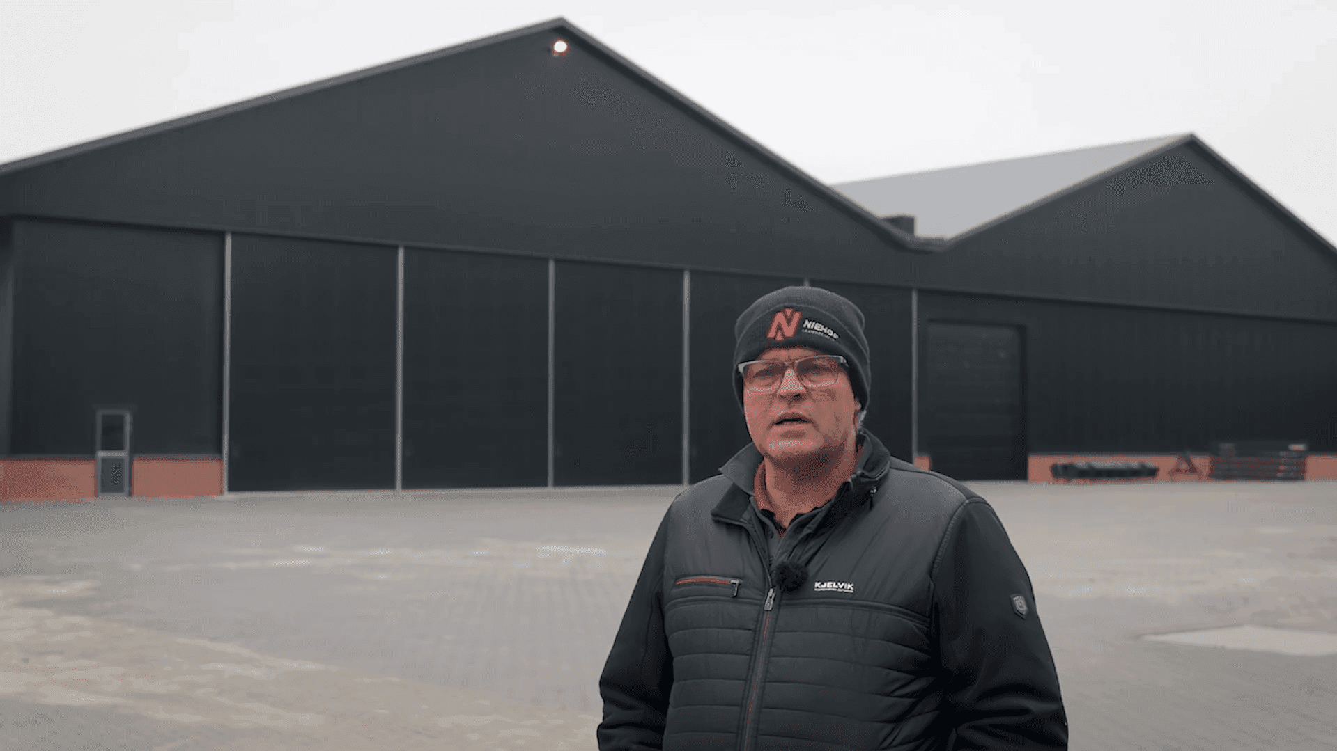 Bert Schrage bij zijn nieuwe bewaarloods