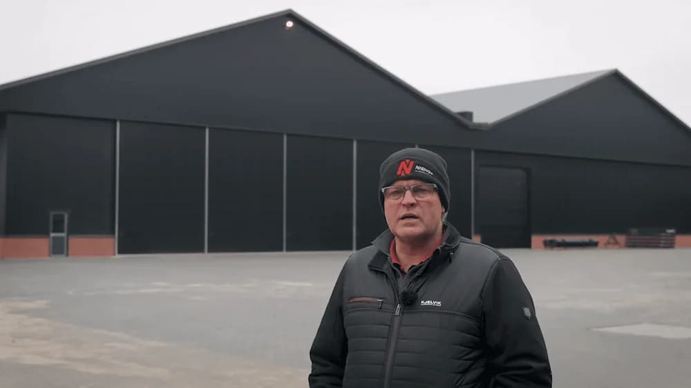 Bert Schrage bij zijn nieuwe bewaarloods