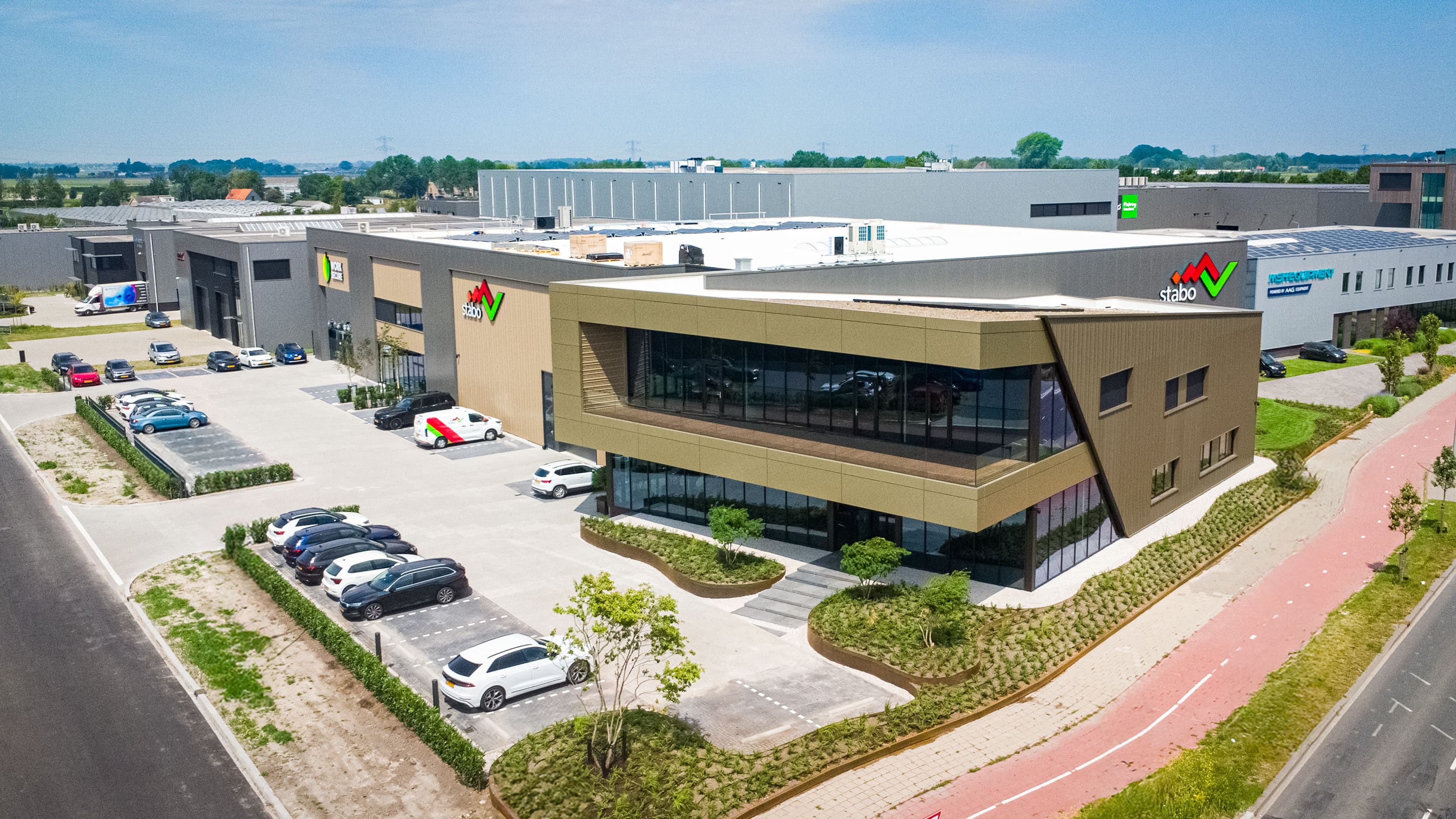 Luchtfoto van het nieuwe kantoor- en bedrijfspand van Stabo Bouw op bedrijventerrein Zevenhuis in Zwaag